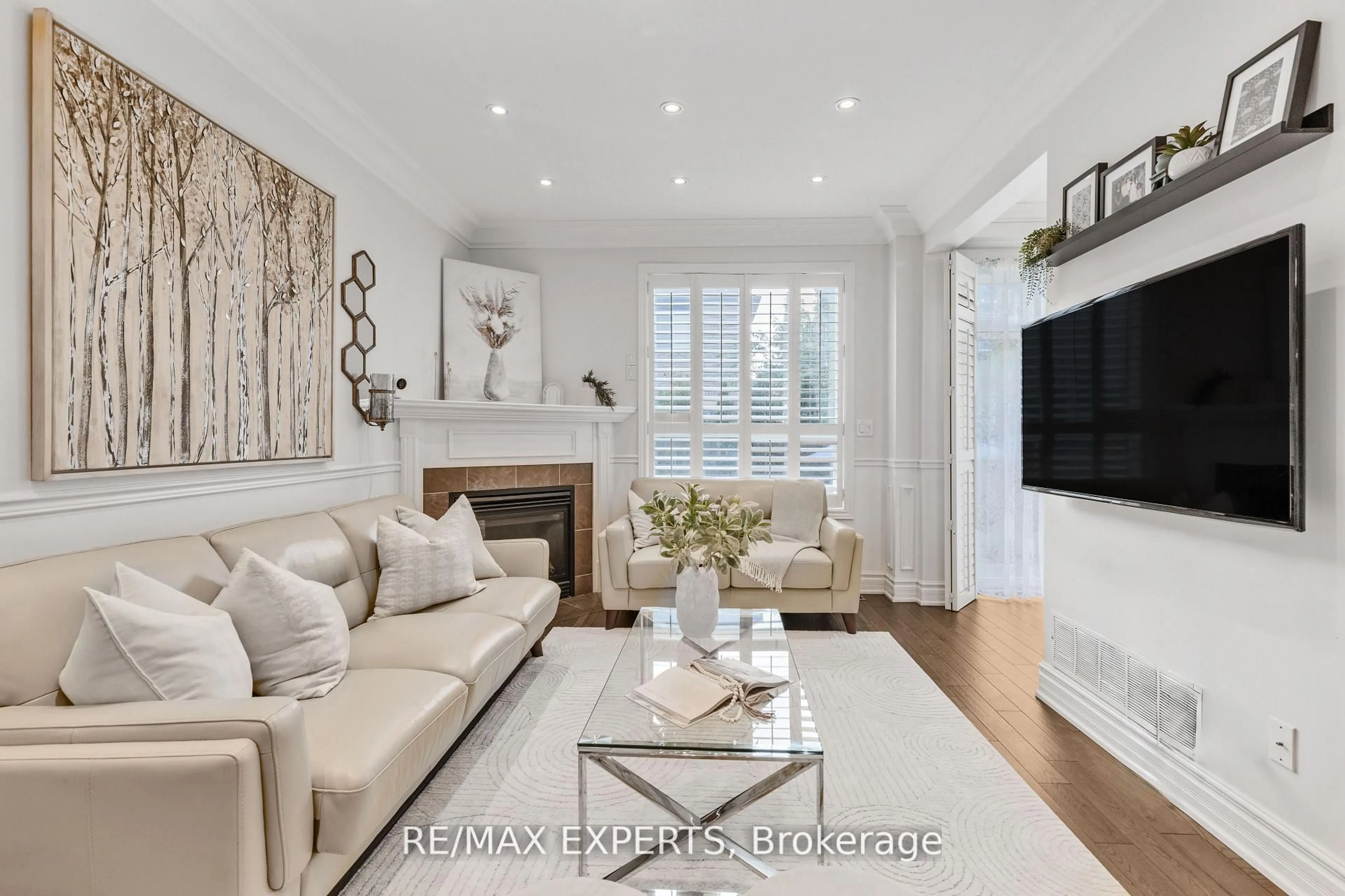 Living room with furniture, wood/laminate floor for 4643 Harbottle Rd, Burlington Ontario L7M 0E2