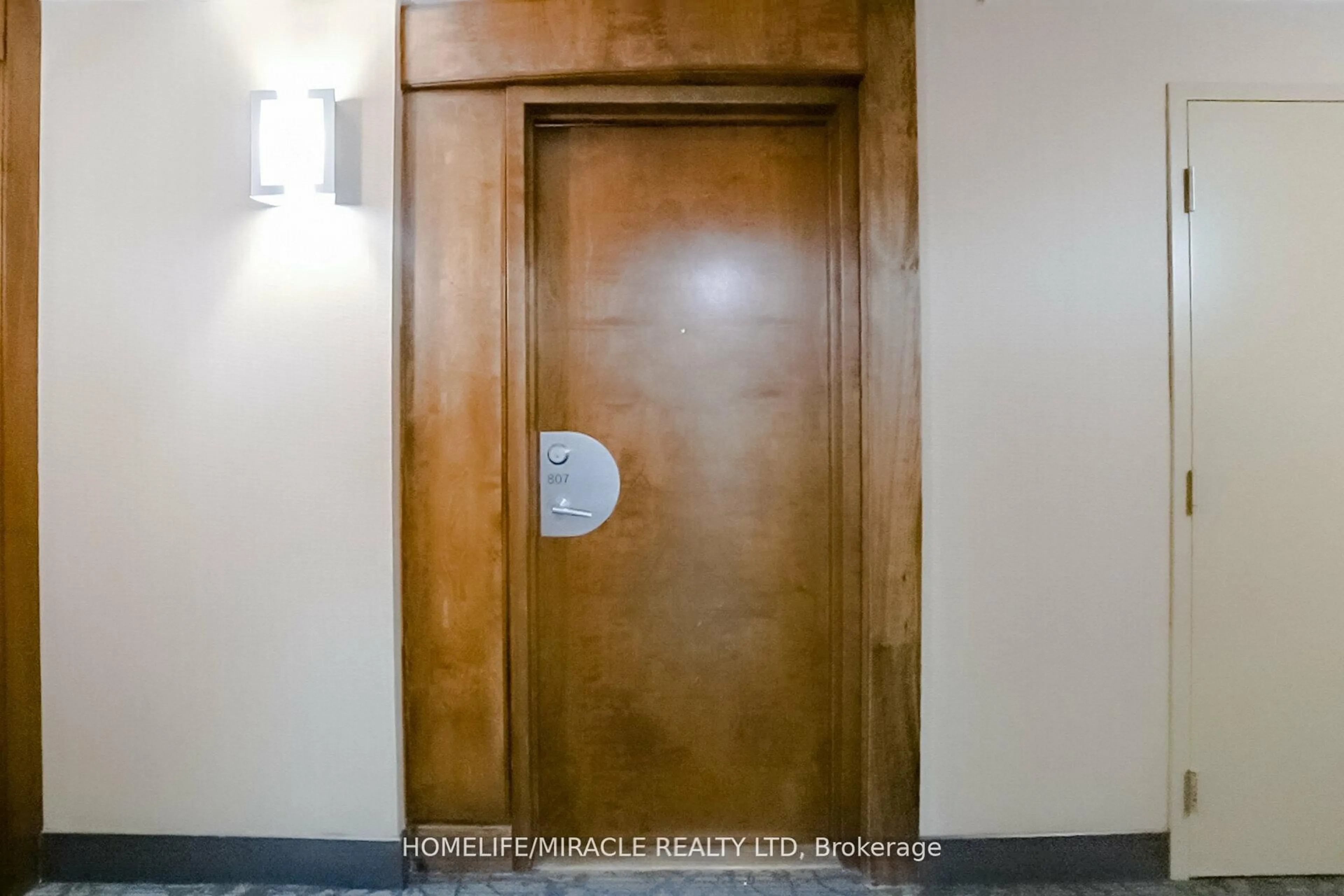 Indoor foyer for 3880 Duke Of York Blvd #807, Mississauga Ontario L5B 4M7