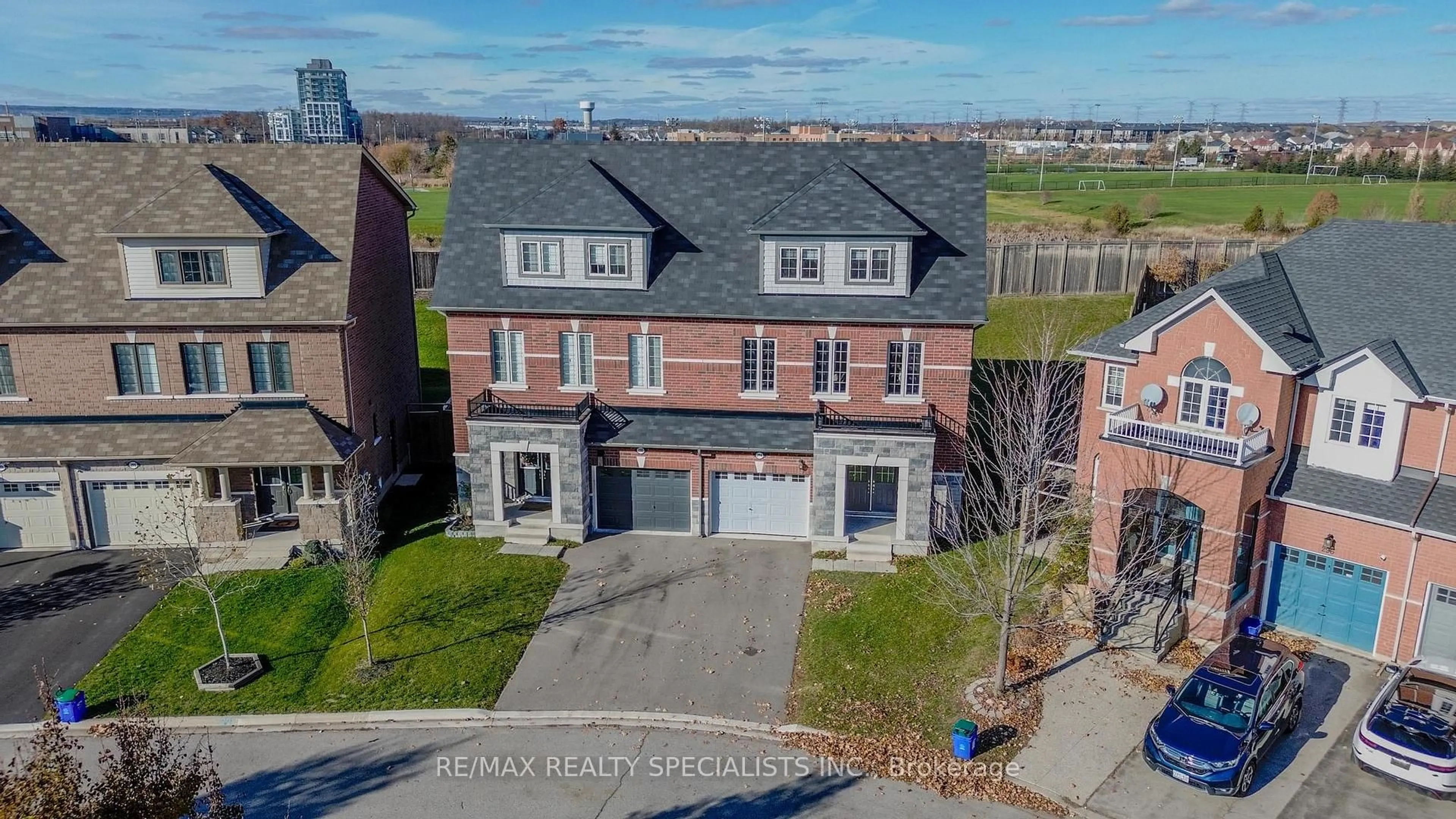 A pic from outside/outdoor area/front of a property/back of a property/a pic from drone, street for 294 Fasken Crt, Milton Ontario L9T 6S9