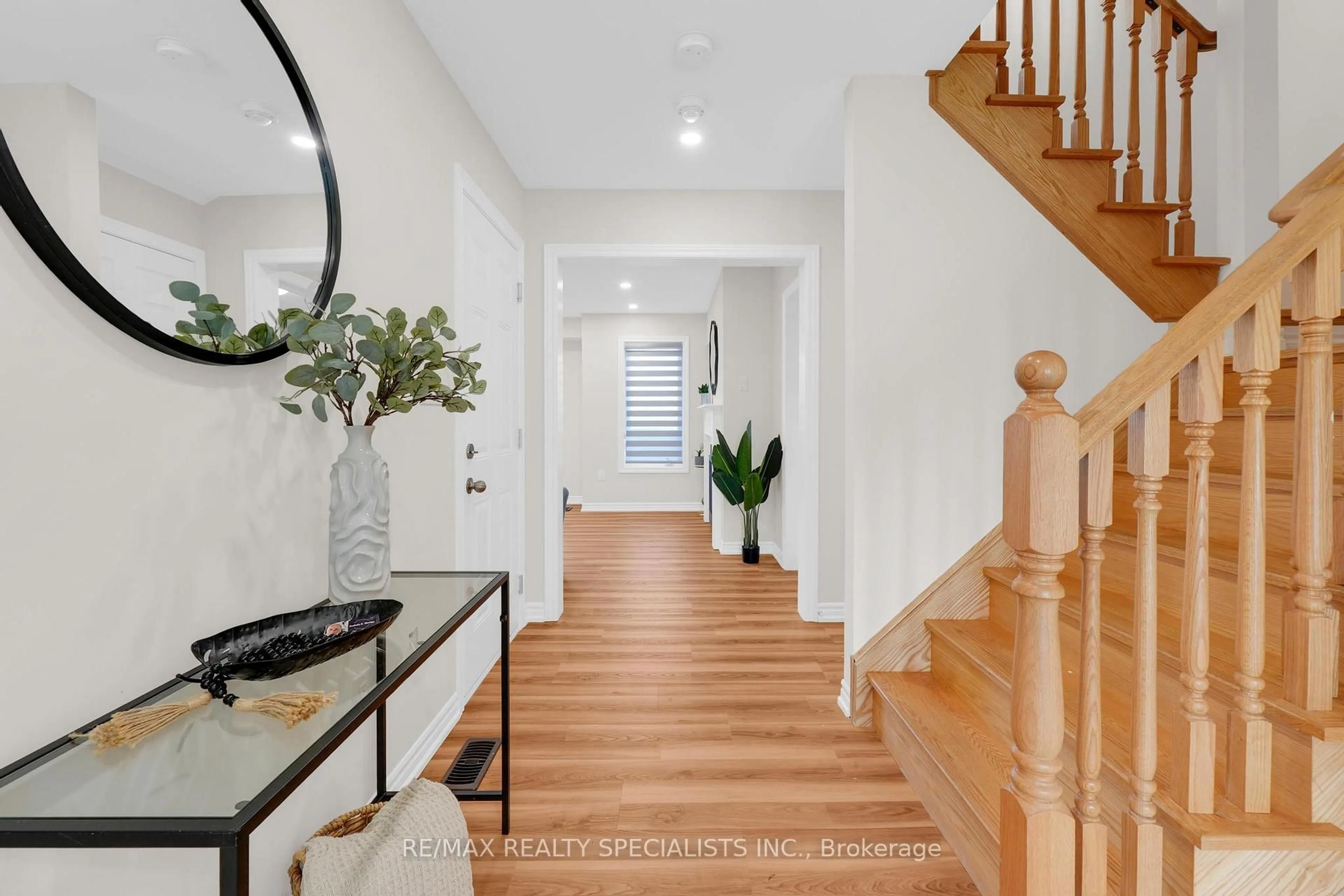 Indoor entryway for 294 Fasken Crt, Milton Ontario L9T 6S9