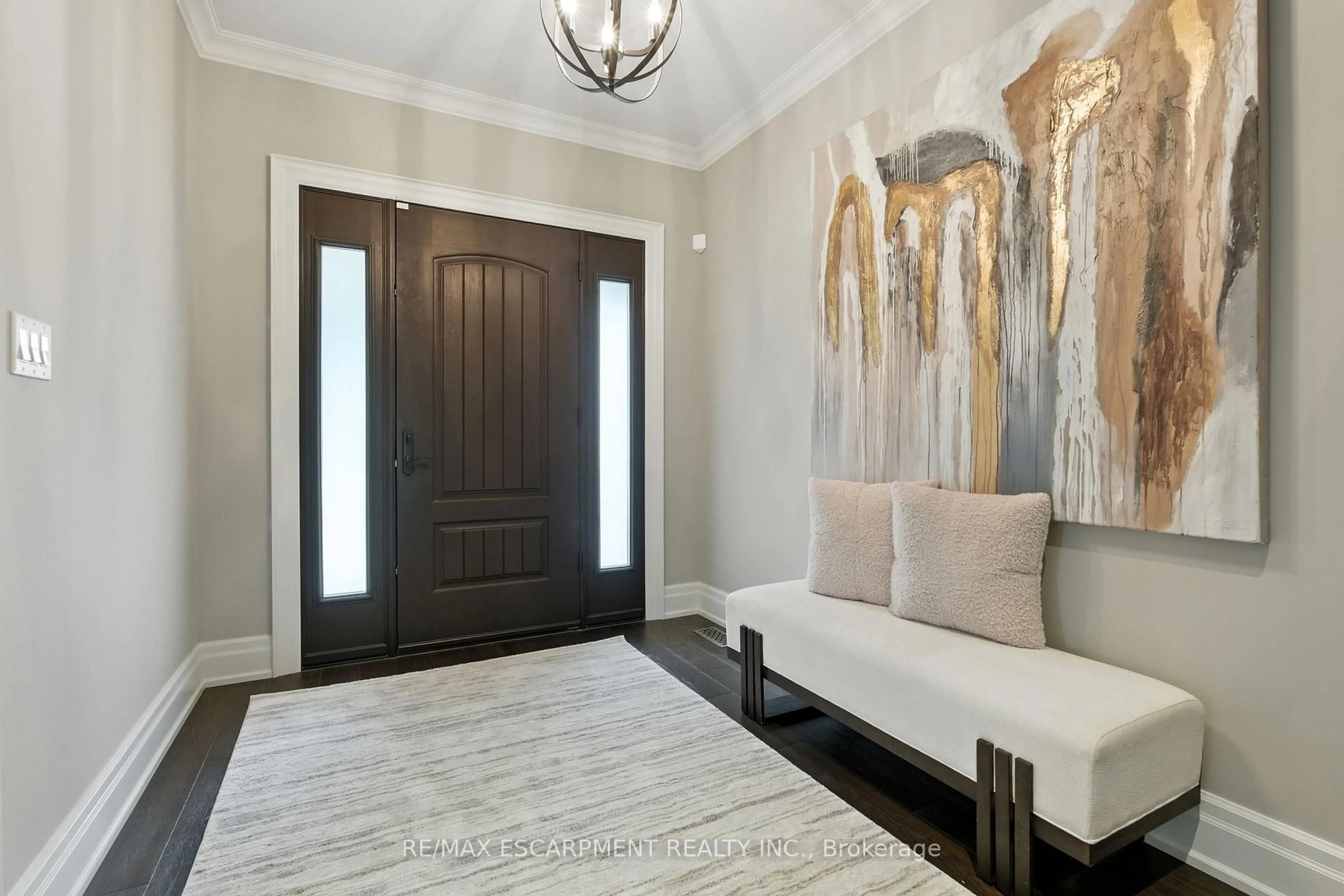 Indoor entryway for 391 Patricia Dr, Burlington Ontario L7T 1J9