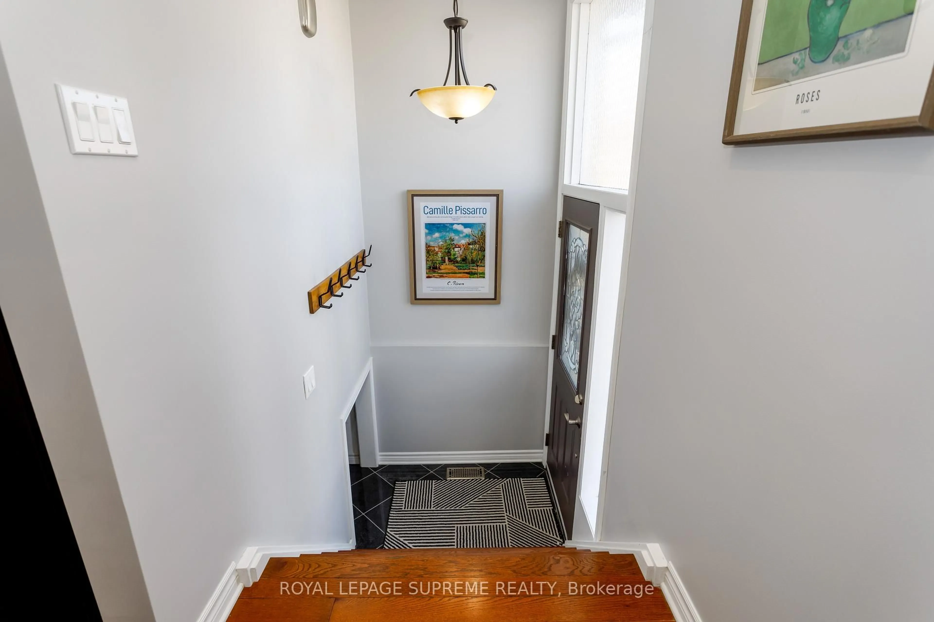 Indoor entryway for 7158 Ridgeland Cres, Mississauga Ontario L5N 1Y9