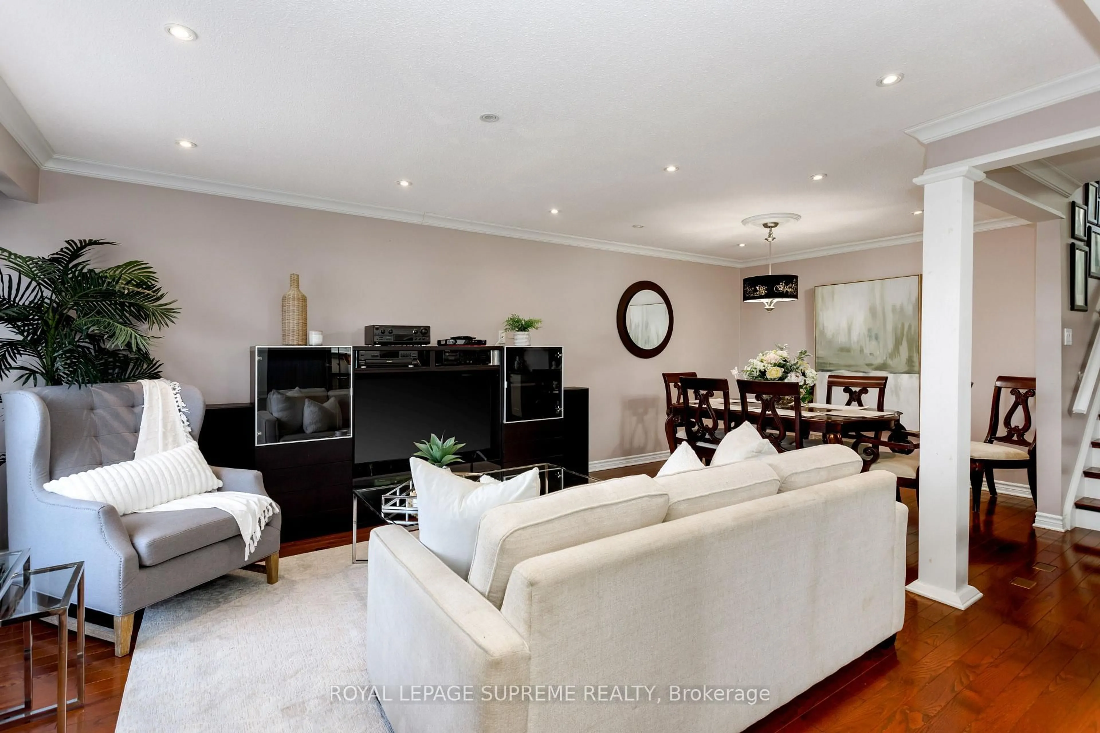 Living room with furniture, unknown for 7158 Ridgeland Cres, Mississauga Ontario L5N 1Y9
