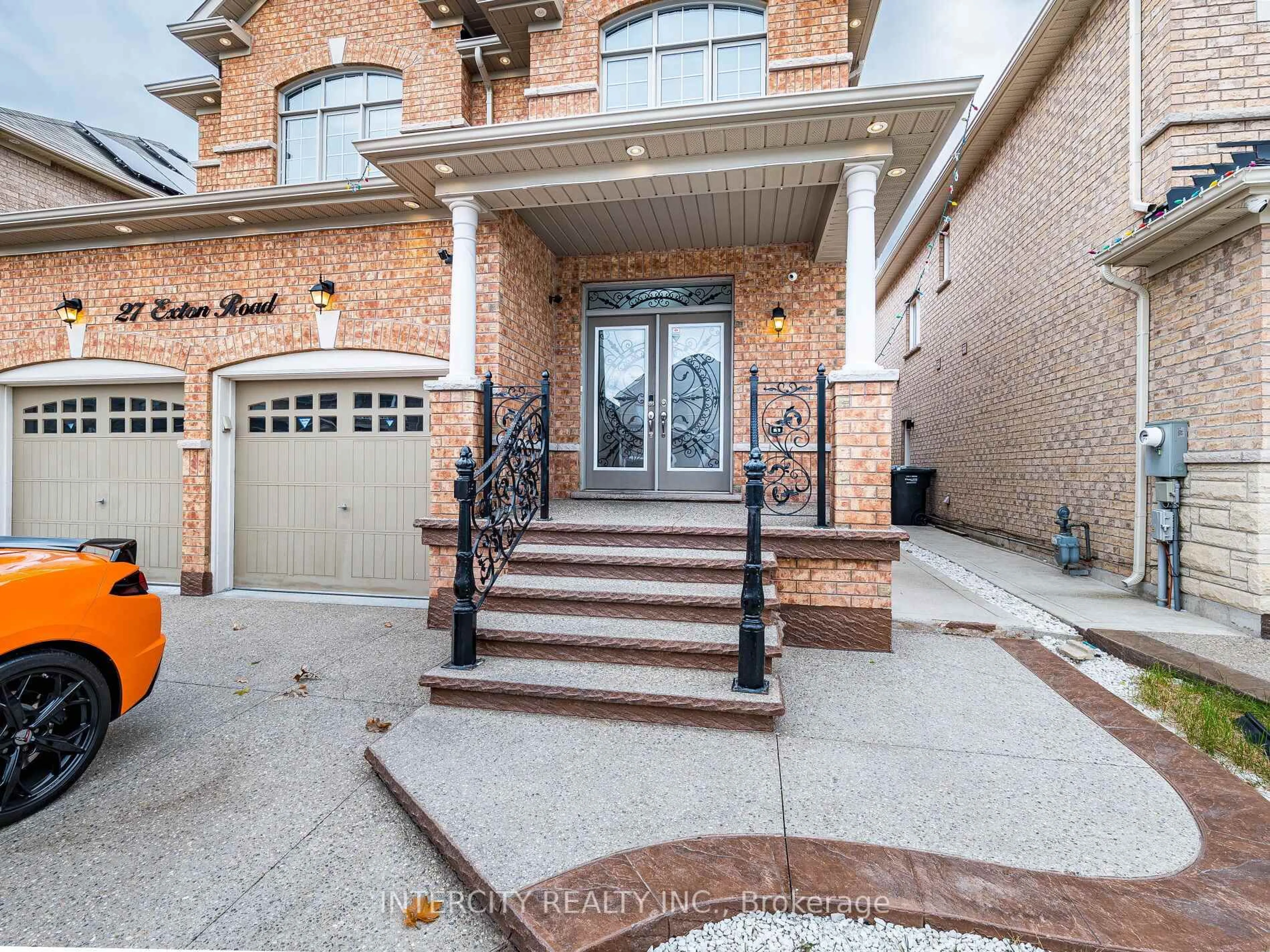 Indoor entryway for 27 Exton Rd, Brampton Ontario L6X 5M8