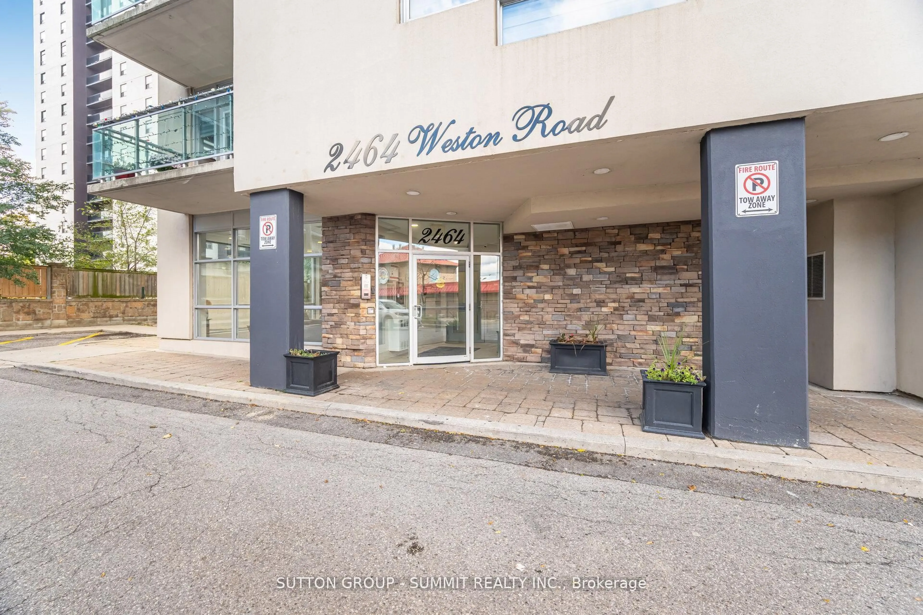 Indoor foyer for 2464 WESTON Rd #401, Toronto Ontario M9N 0A2