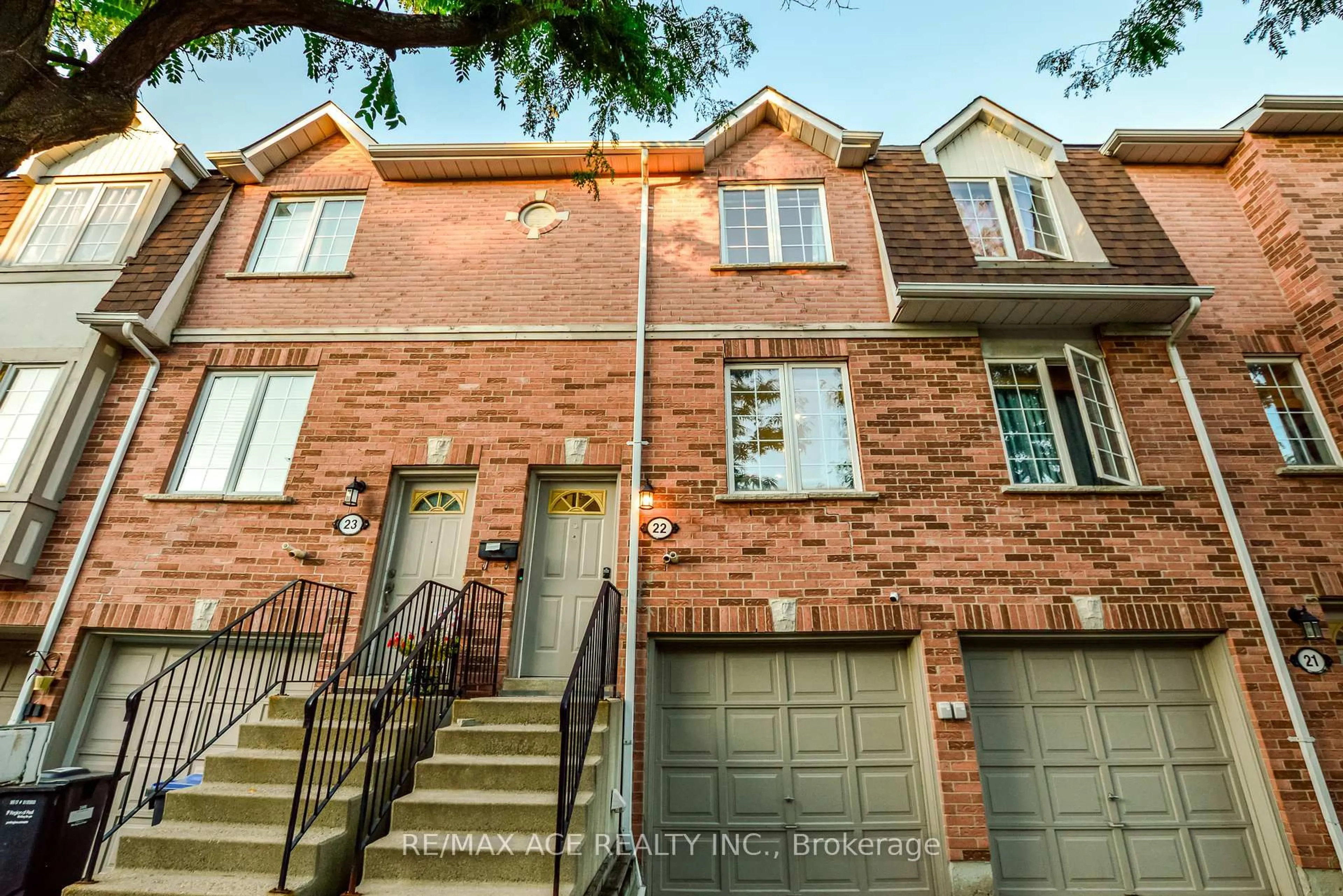 Home with brick exterior material, street for 1525 South Parade Crt #22, Mississauga Ontario L5M 6E9