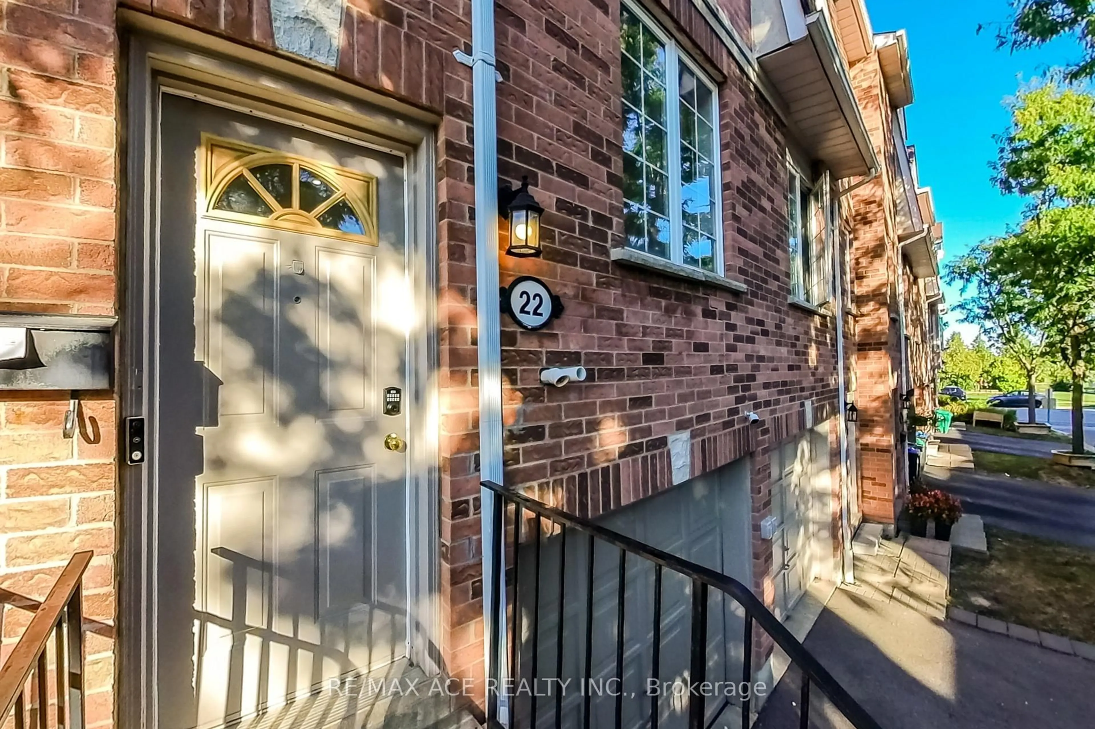 Home with brick exterior material, street for 1525 South Parade Crt #22, Mississauga Ontario L5M 6E9