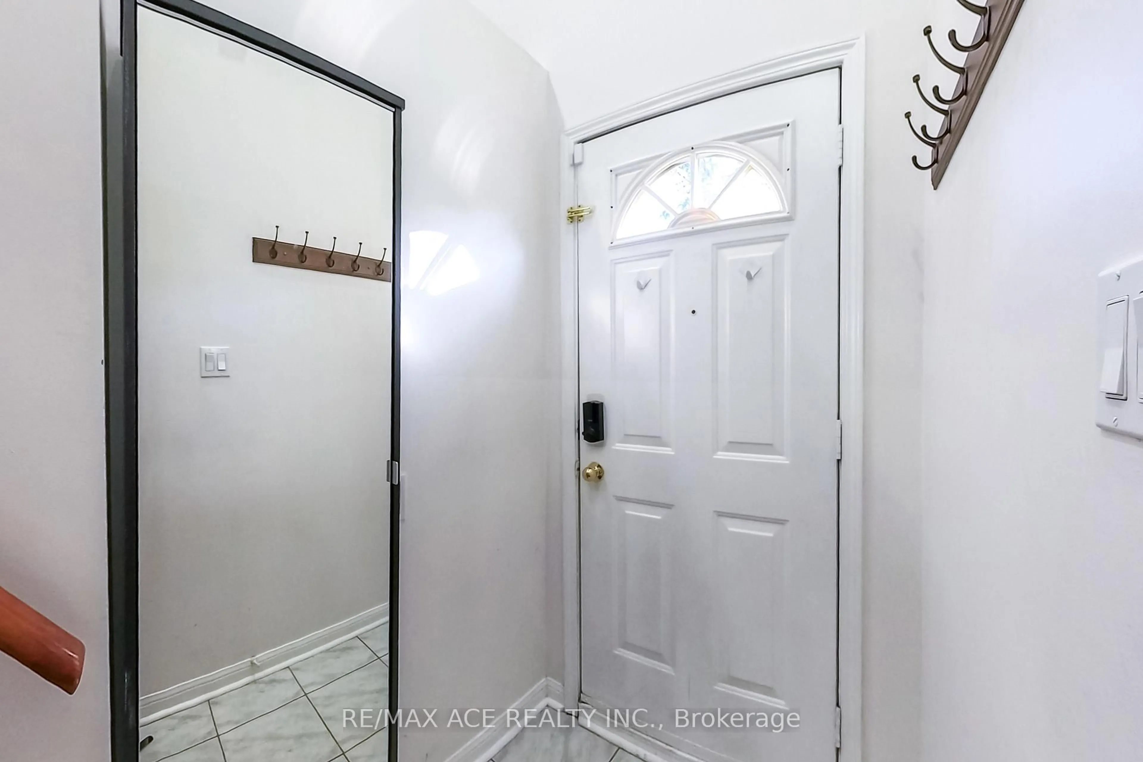 Indoor entryway for 1525 South Parade Crt #22, Mississauga Ontario L5M 6E9