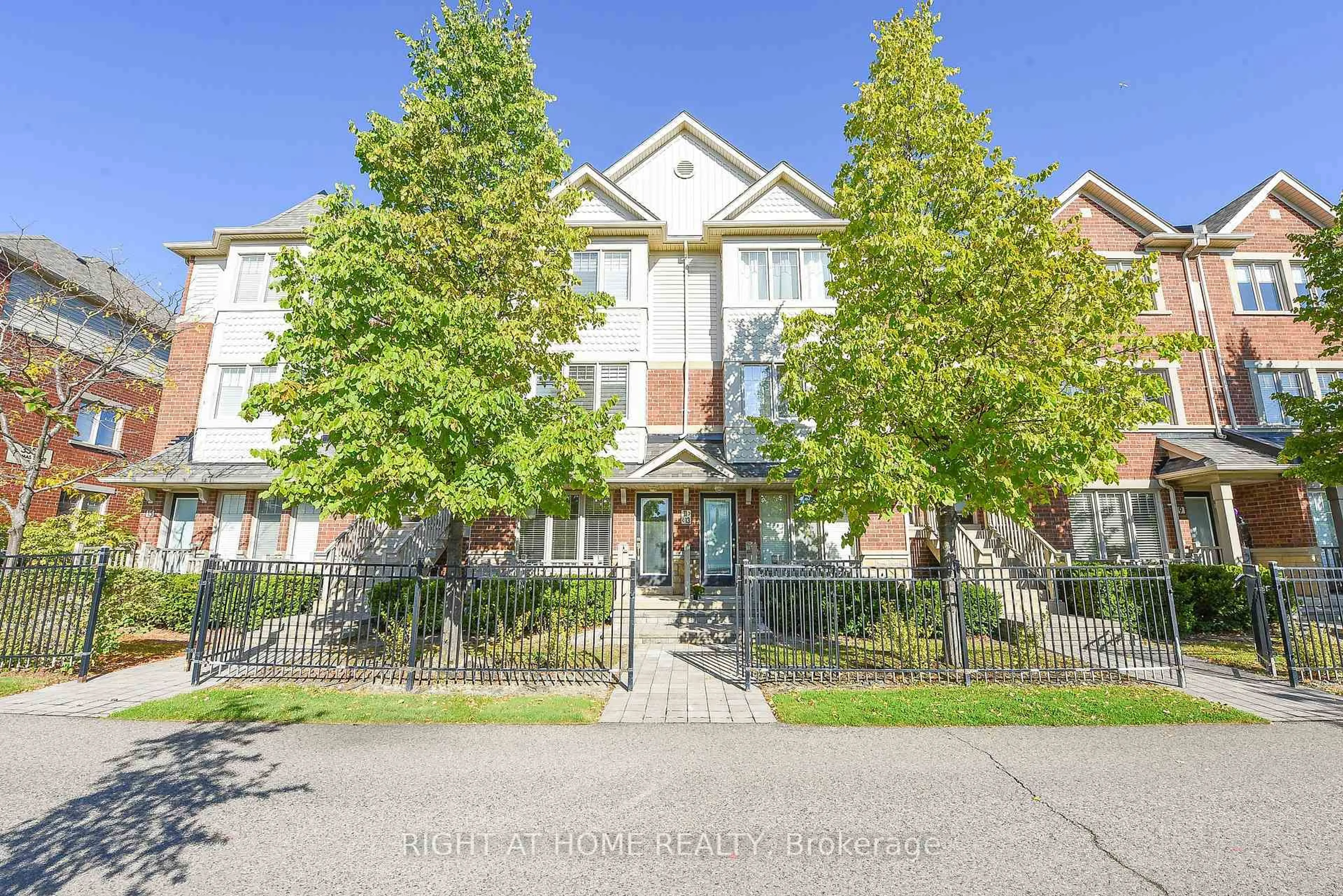 A pic from outside/outdoor area/front of a property/back of a property/a pic from drone, street for 3335 Thomas St #13, Mississauga Ontario L5M 0N7