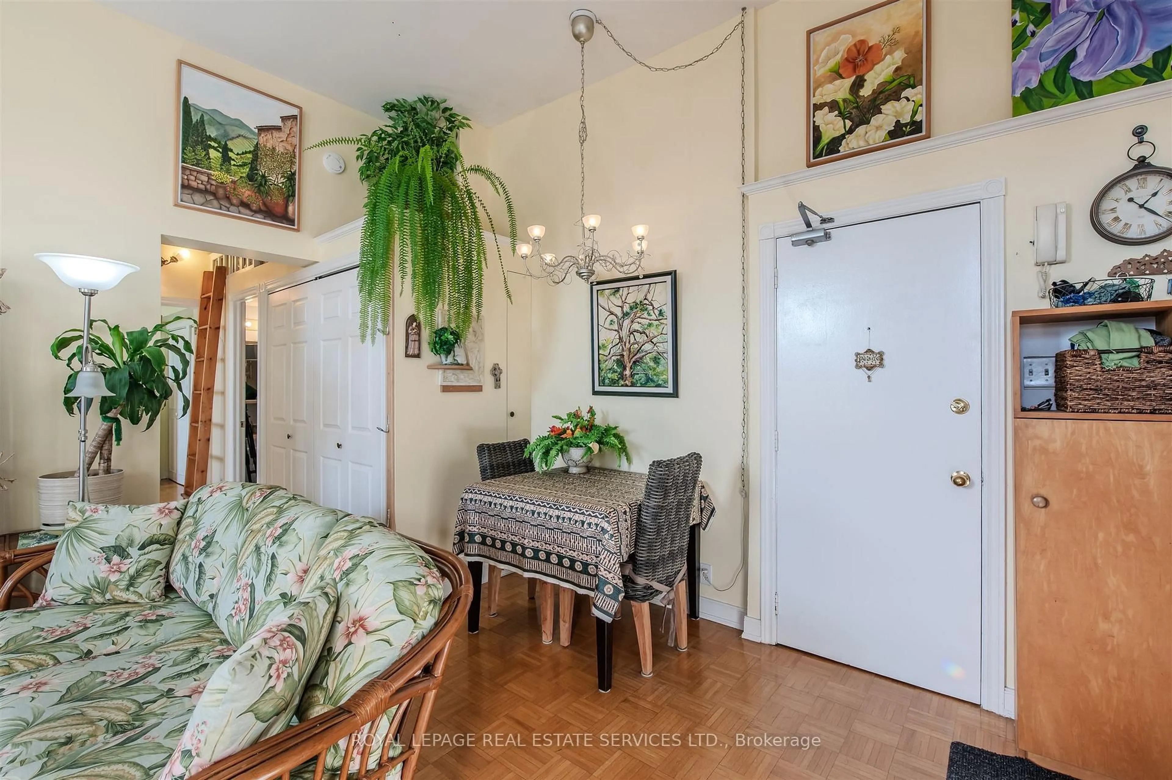 Indoor entryway for 2847 Dundas Ave #9, Toronto Ontario M6P 1Y6