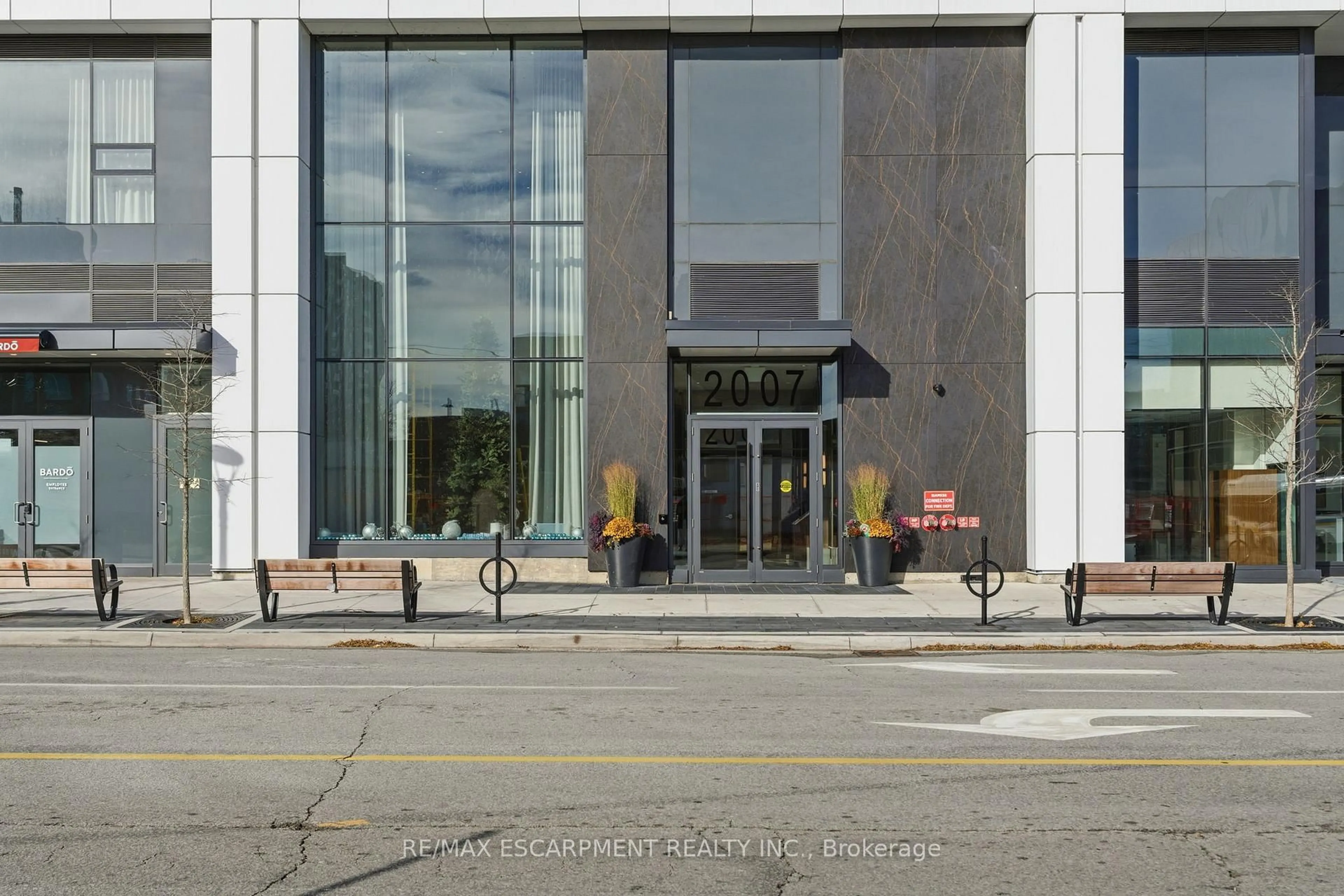 Indoor foyer for 2007 JAMES St #404, Burlington Ontario L7R 0G7