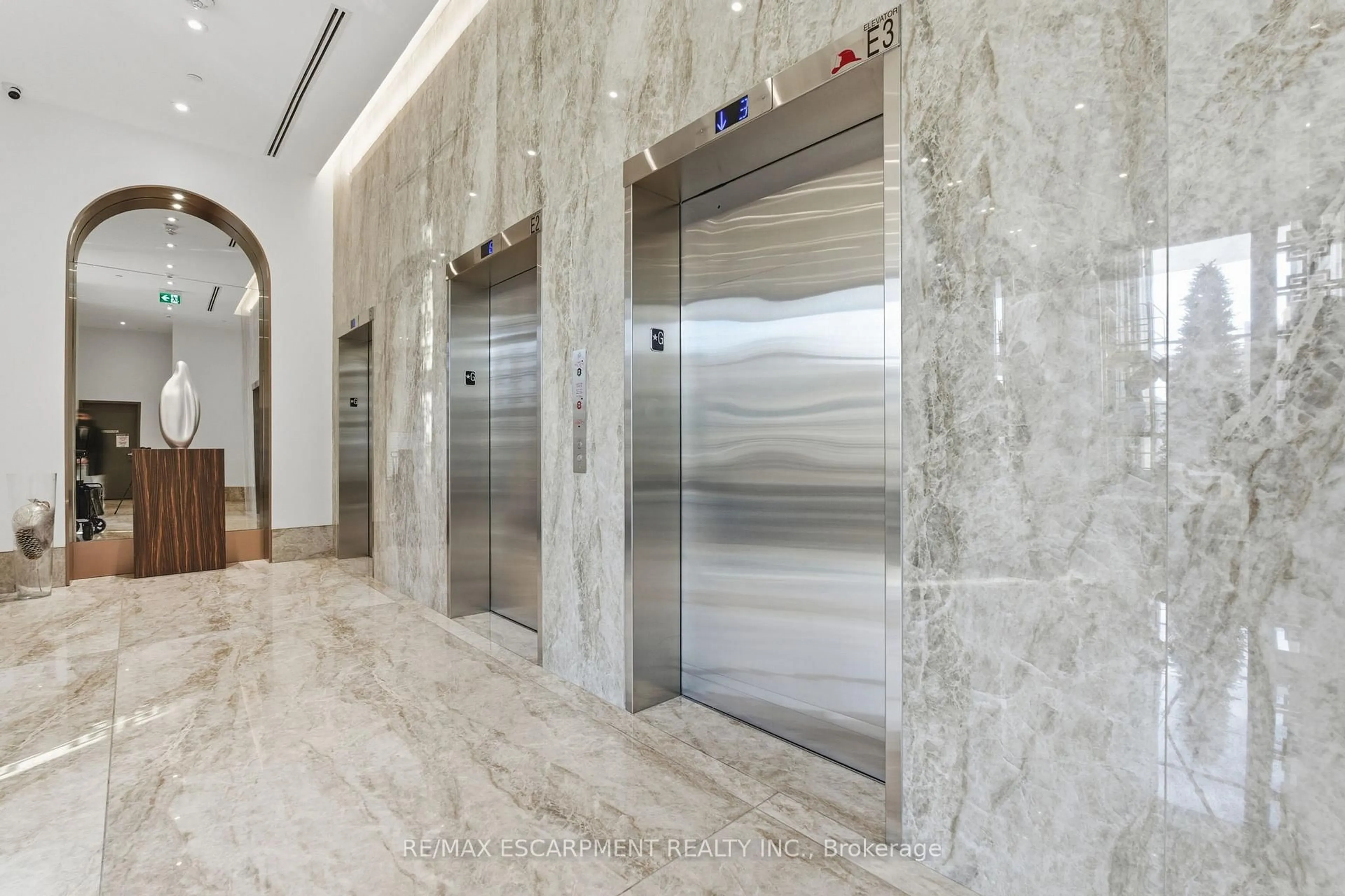 Indoor foyer for 2007 JAMES St #404, Burlington Ontario L7R 0G7