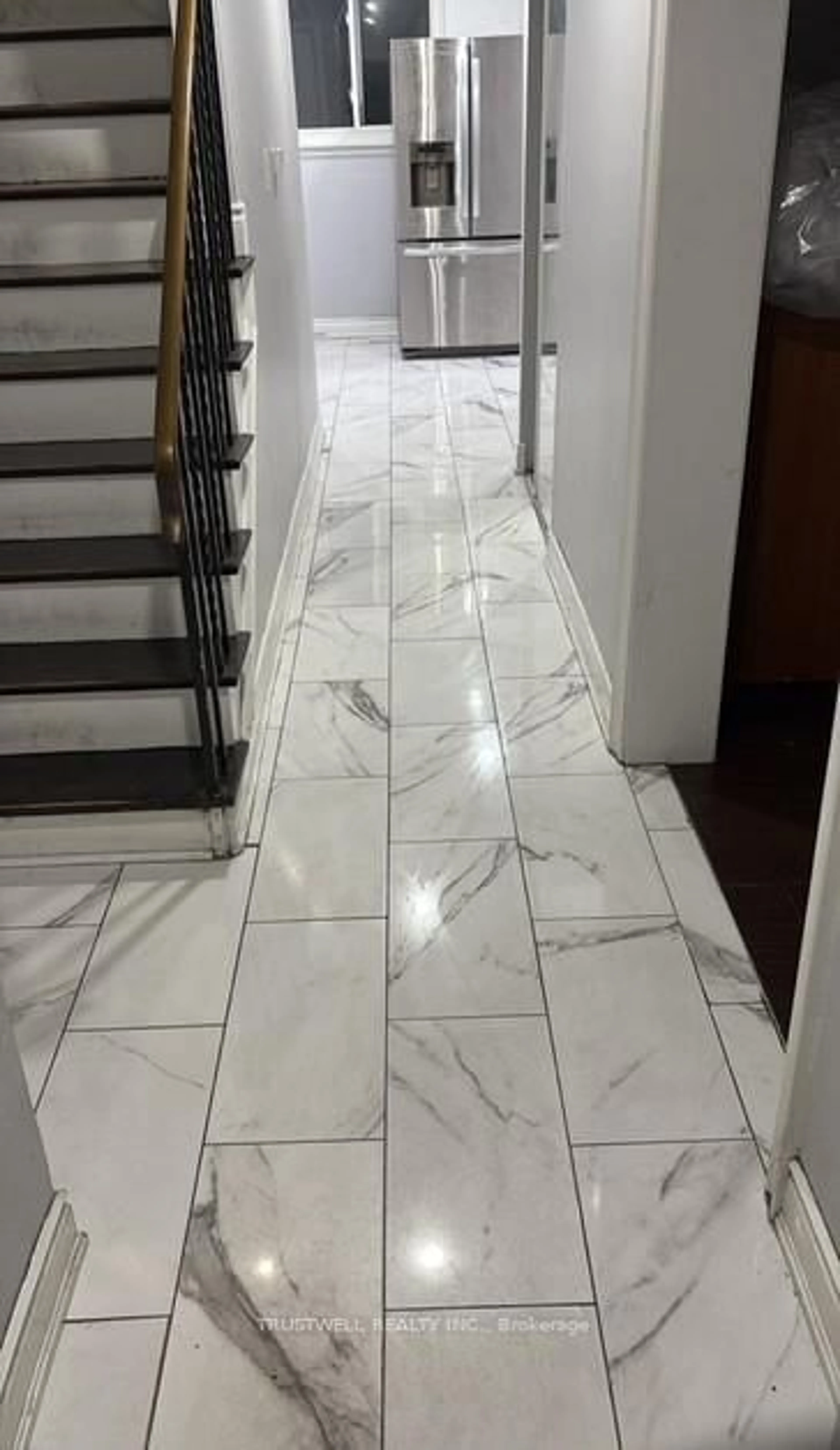 Indoor foyer for 7761 Anaka Dr, Mississauga Ontario L4T 3H8