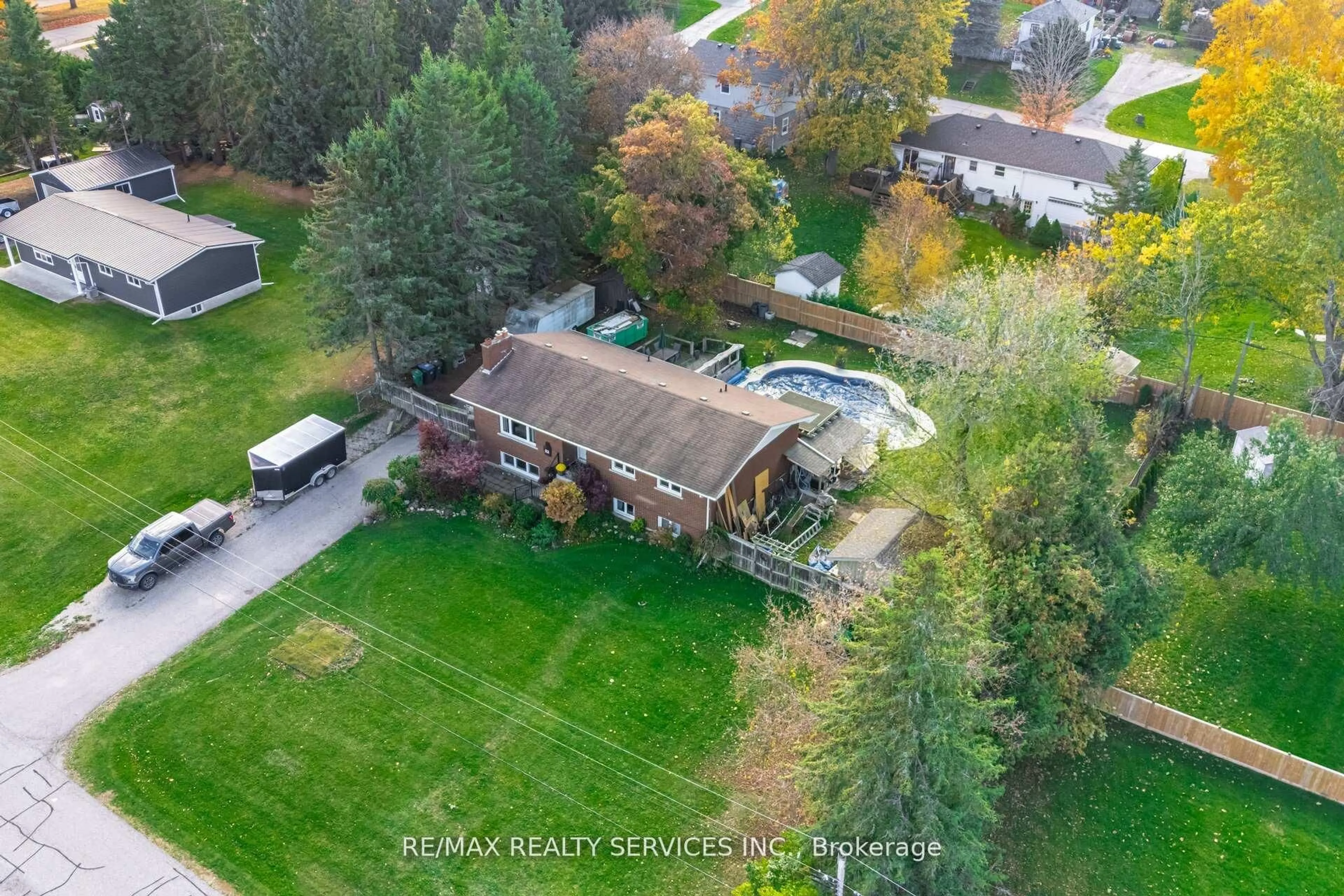 A pic from outside/outdoor area/front of a property/back of a property/a pic from drone, unknown for 32 Caledon St, Caledon Ontario L7K 0E2