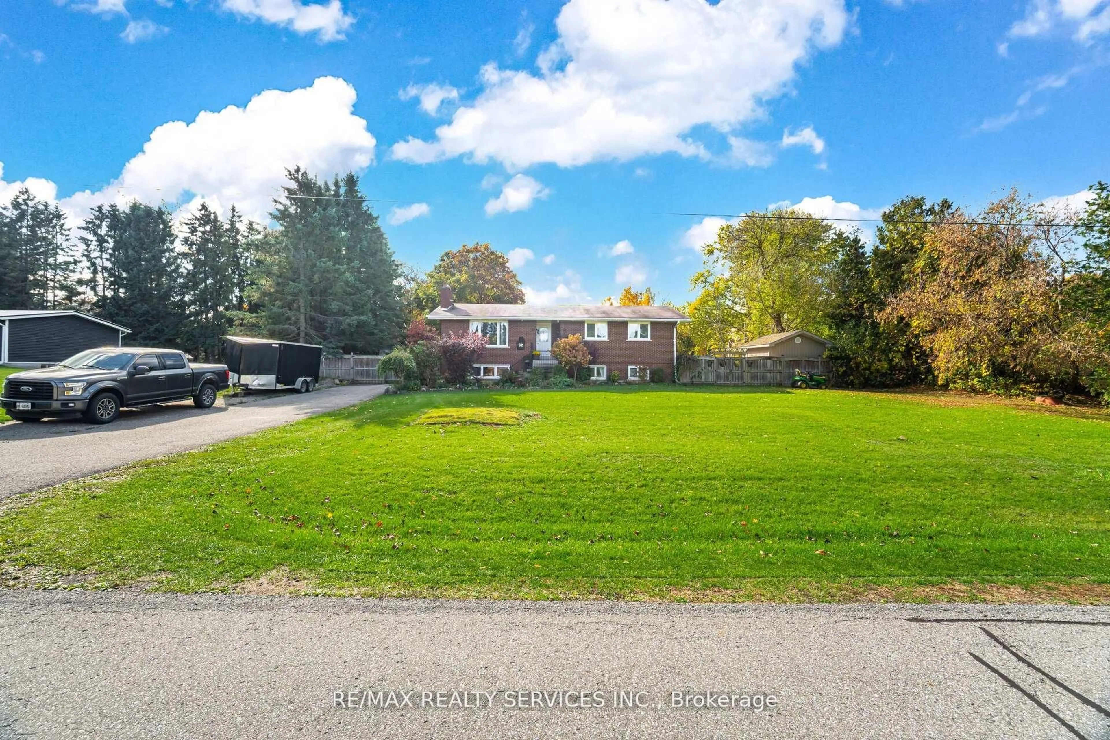 A pic from outside/outdoor area/front of a property/back of a property/a pic from drone, unknown for 32 Caledon St, Caledon Ontario L7K 0E2