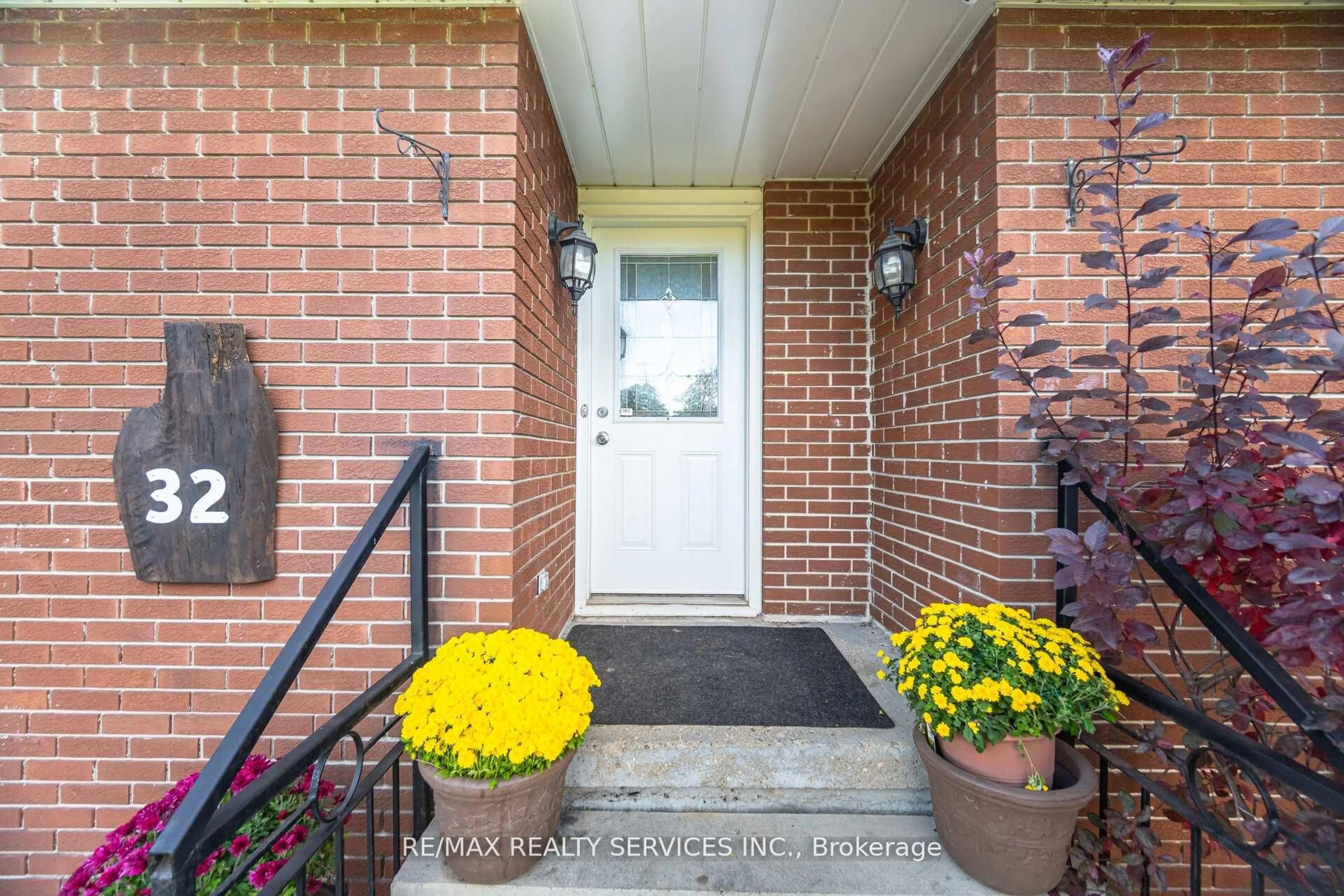 Indoor entryway for 32 Caledon St, Caledon Ontario L7K 0E2
