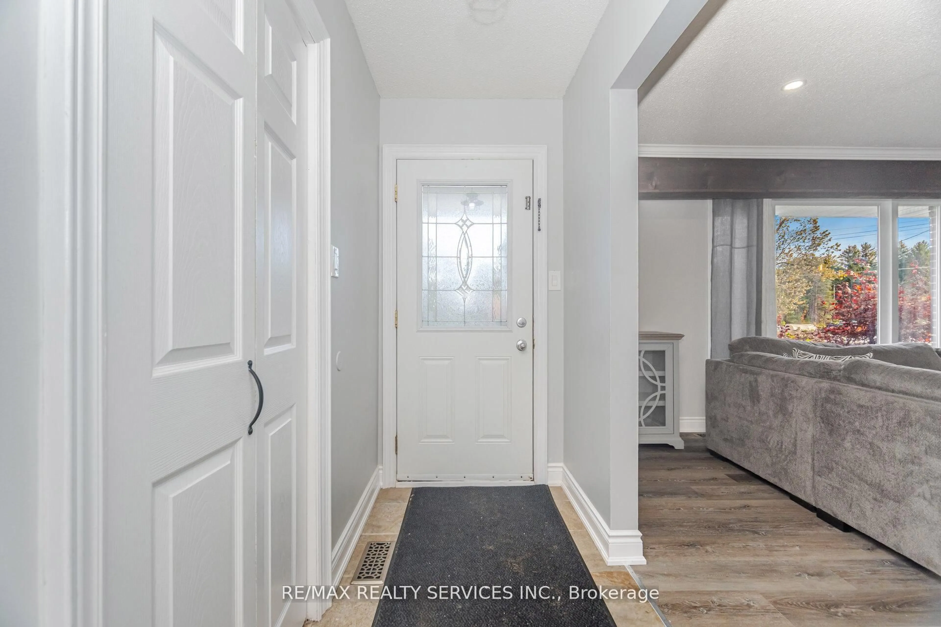 Indoor entryway for 32 Caledon St, Caledon Ontario L7K 0E2