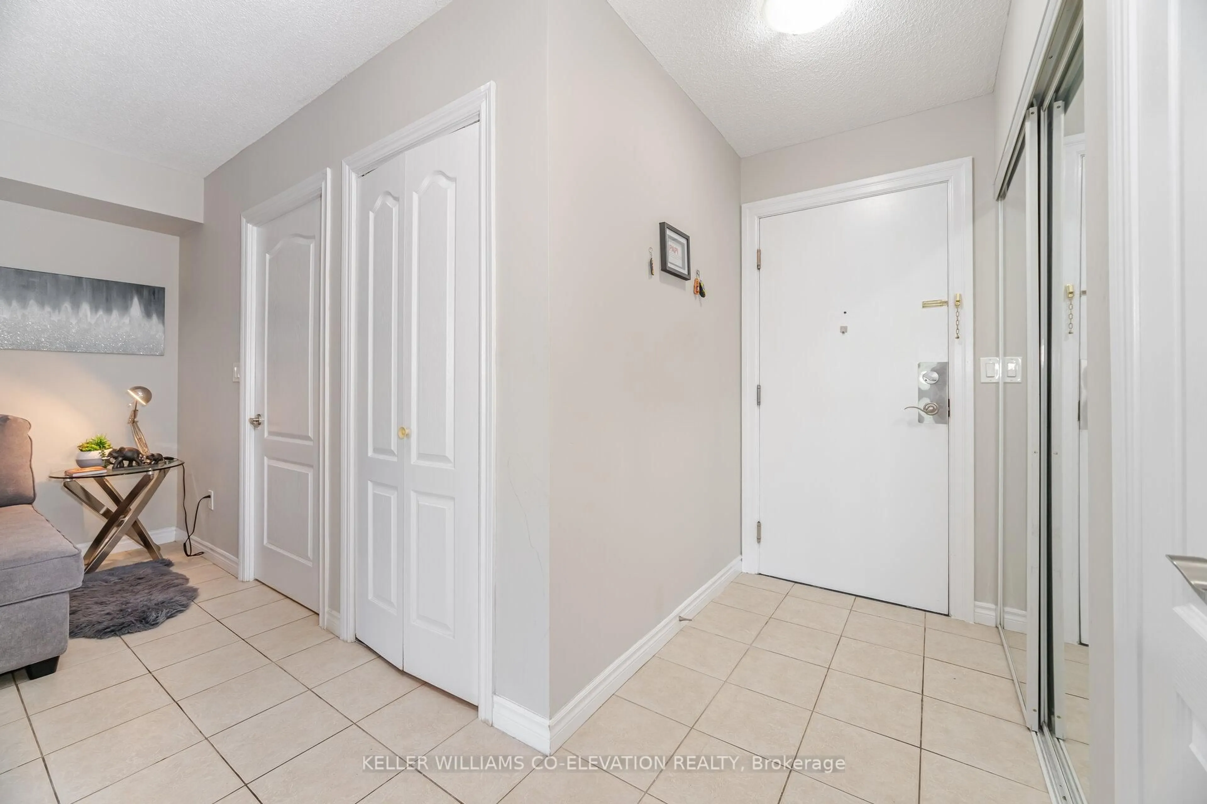 Indoor entryway for 2088 Lawrence Ave #410, Toronto Ontario M9N 3Z9