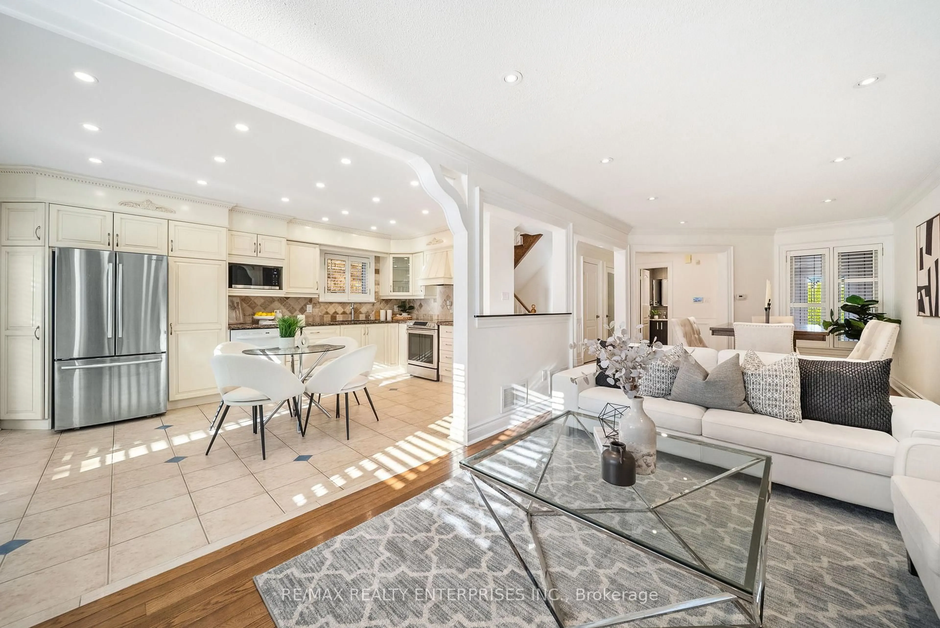 Open concept kitchen, ceramic/tile floor for 5454 Wilderness Tr, Mississauga Ontario L4Z 4A5