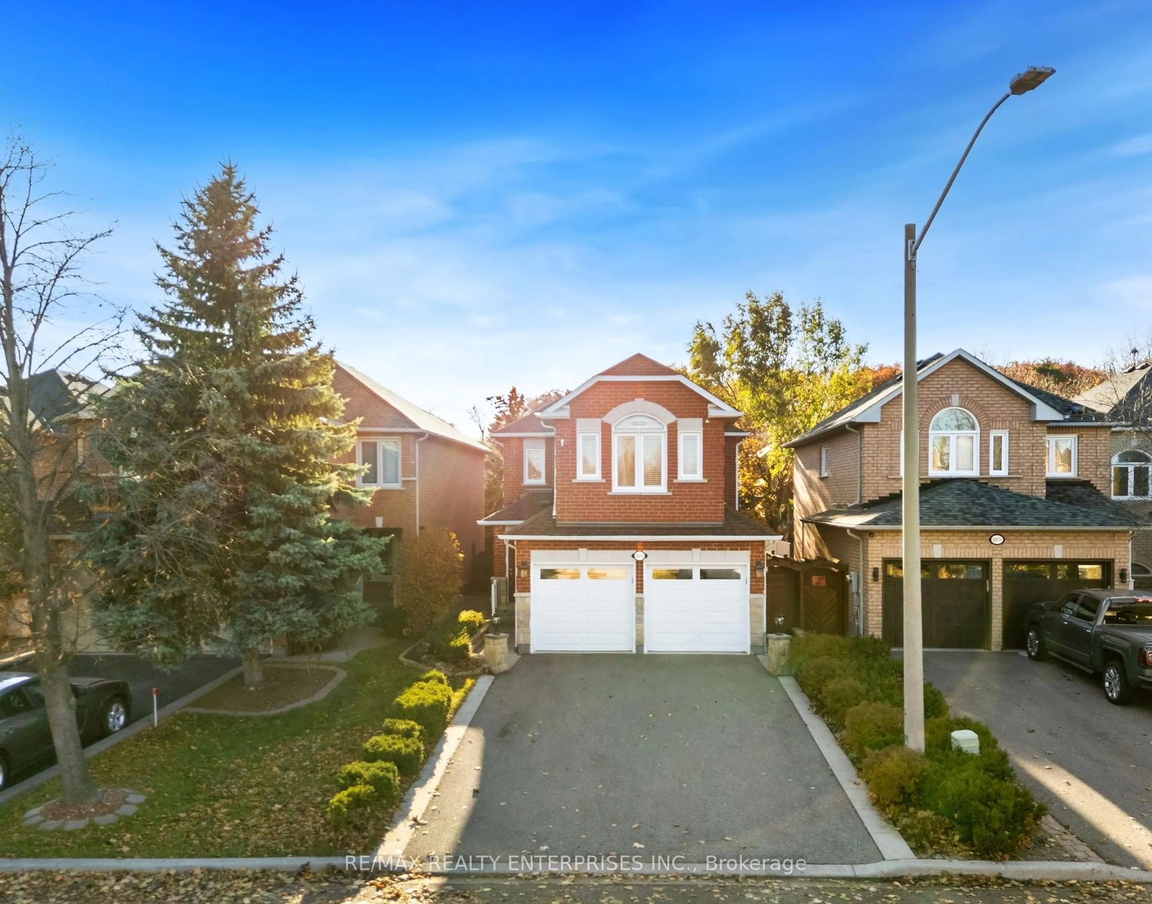 A pic from outside/outdoor area/front of a property/back of a property/a pic from drone, street for 5454 Wilderness Tr, Mississauga Ontario L4Z 4A5