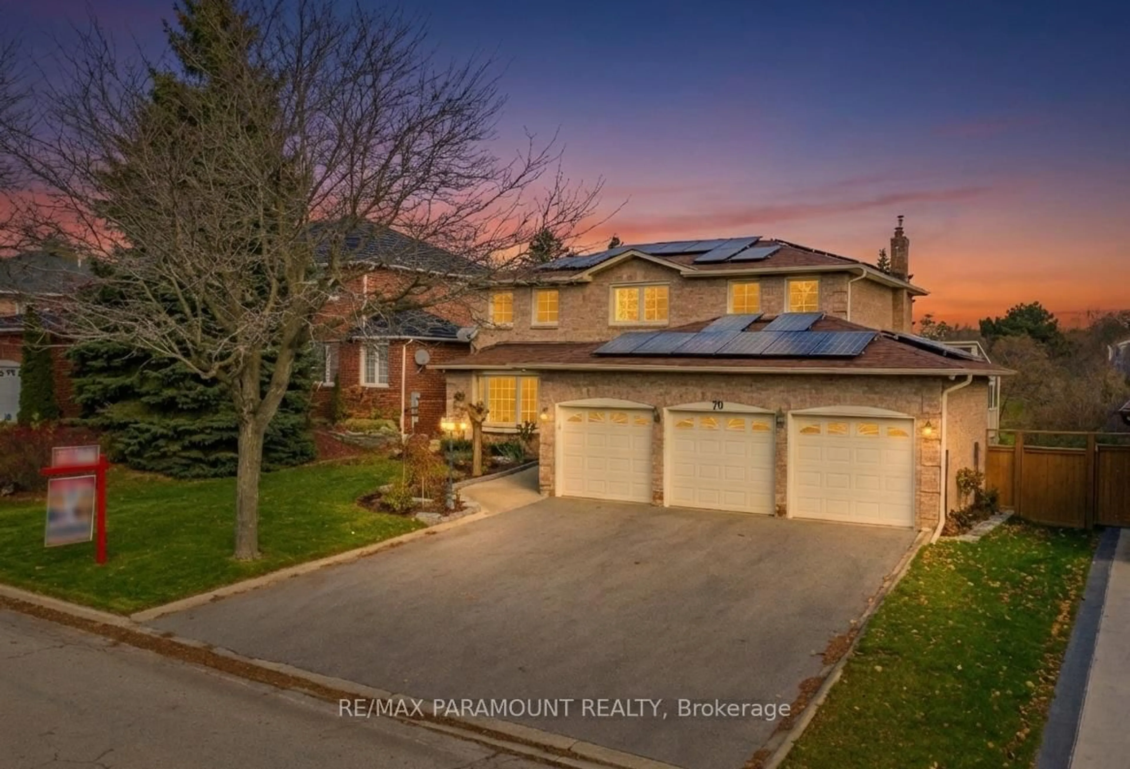 A pic from outside/outdoor area/front of a property/back of a property/a pic from drone, street for 70 Dawnridge Tr, Brampton Ontario L6Z 2A2