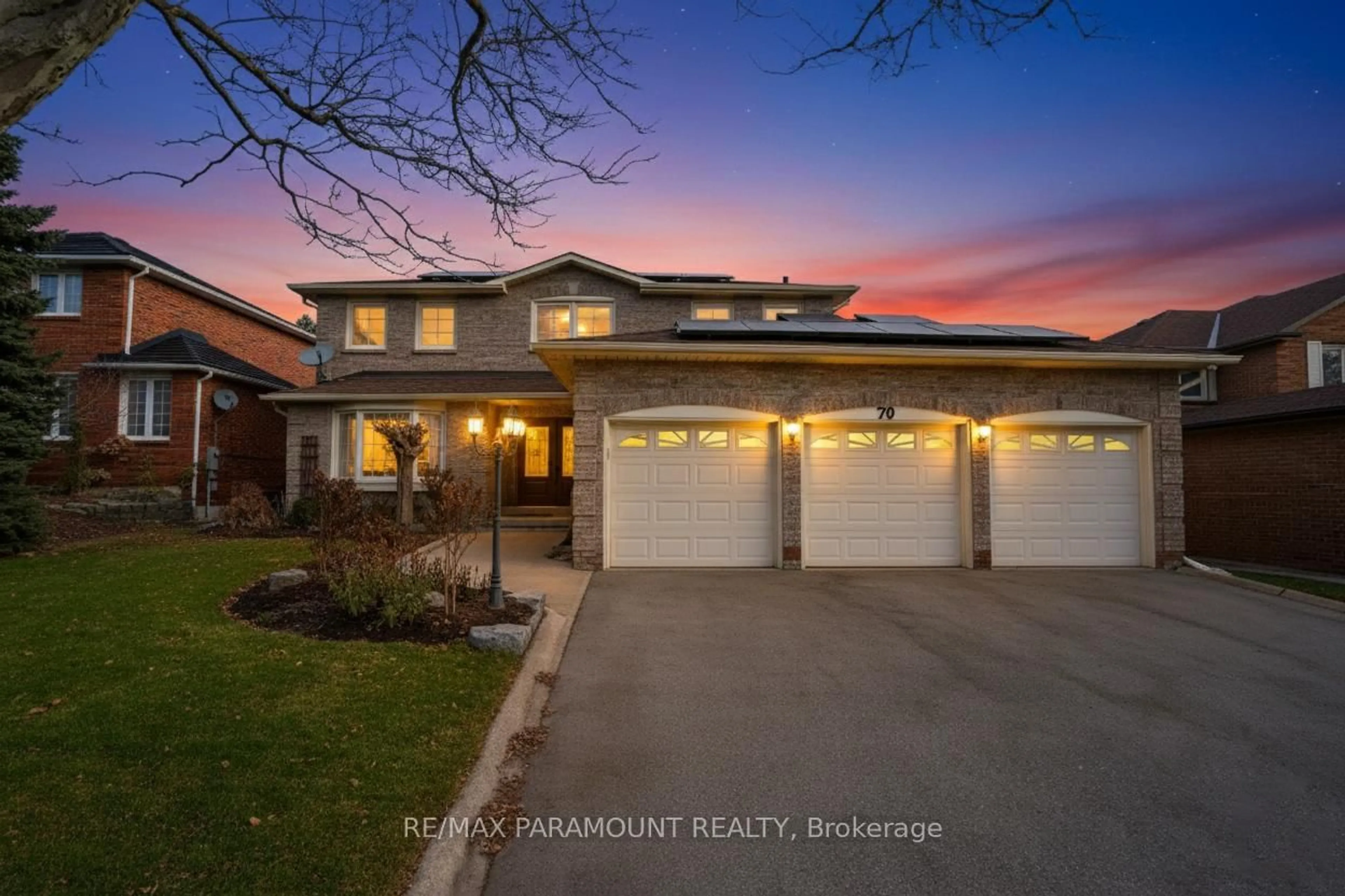 A pic from outside/outdoor area/front of a property/back of a property/a pic from drone, street for 70 Dawnridge Tr, Brampton Ontario L6Z 2A2