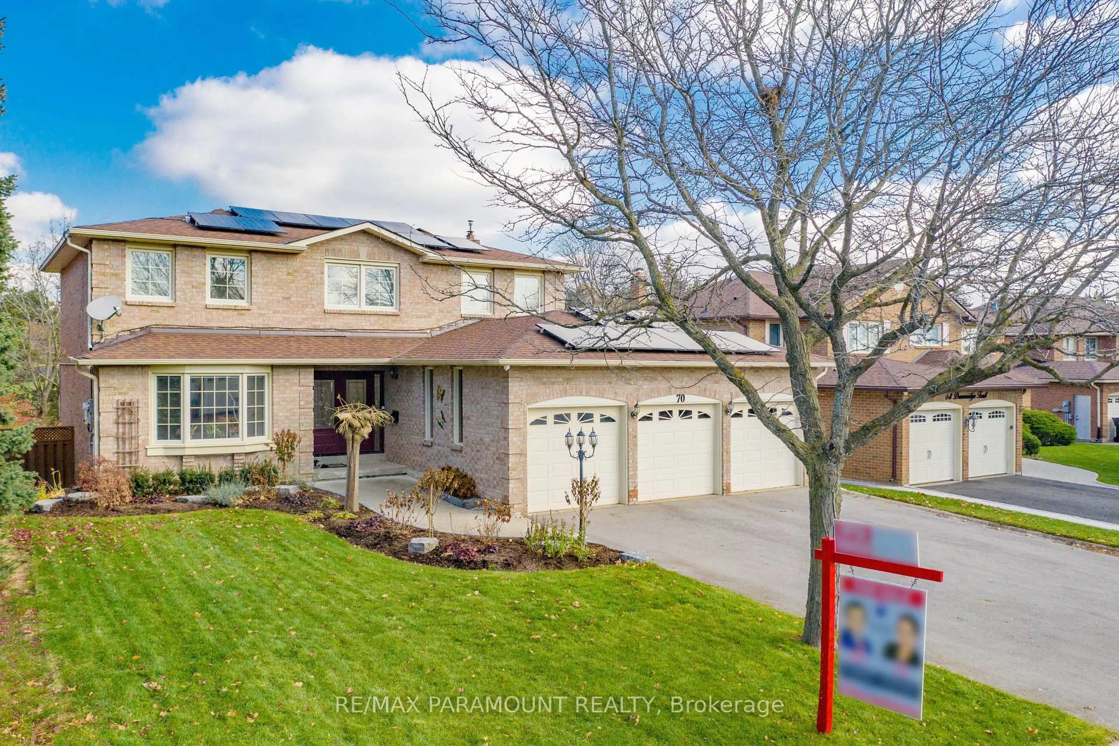 A pic from outside/outdoor area/front of a property/back of a property/a pic from drone, street for 70 Dawnridge Tr, Brampton Ontario L6Z 2A2