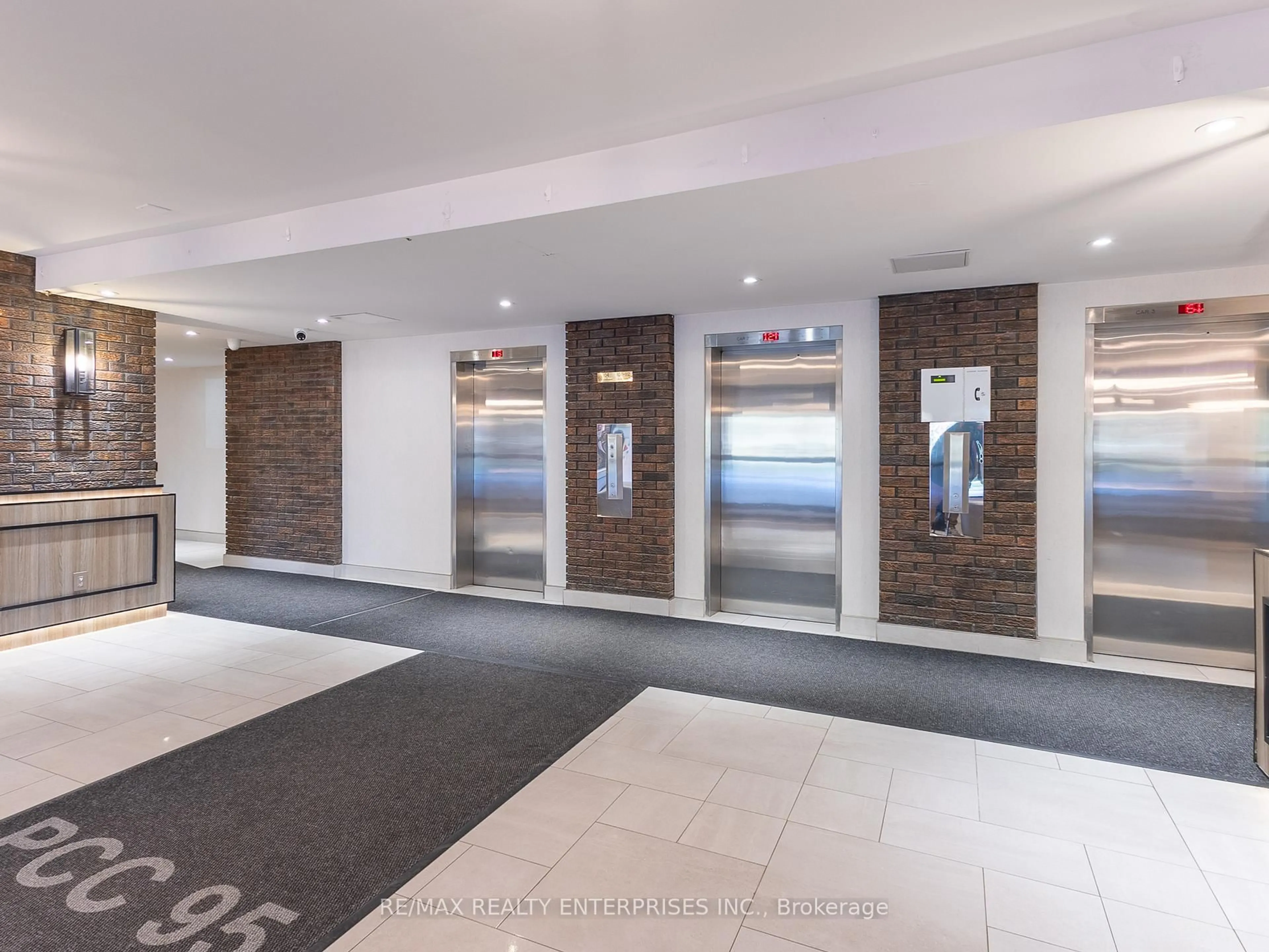 Indoor foyer for 966 Inverhouse Dr #1103, Mississauga Ontario L5J 4B6