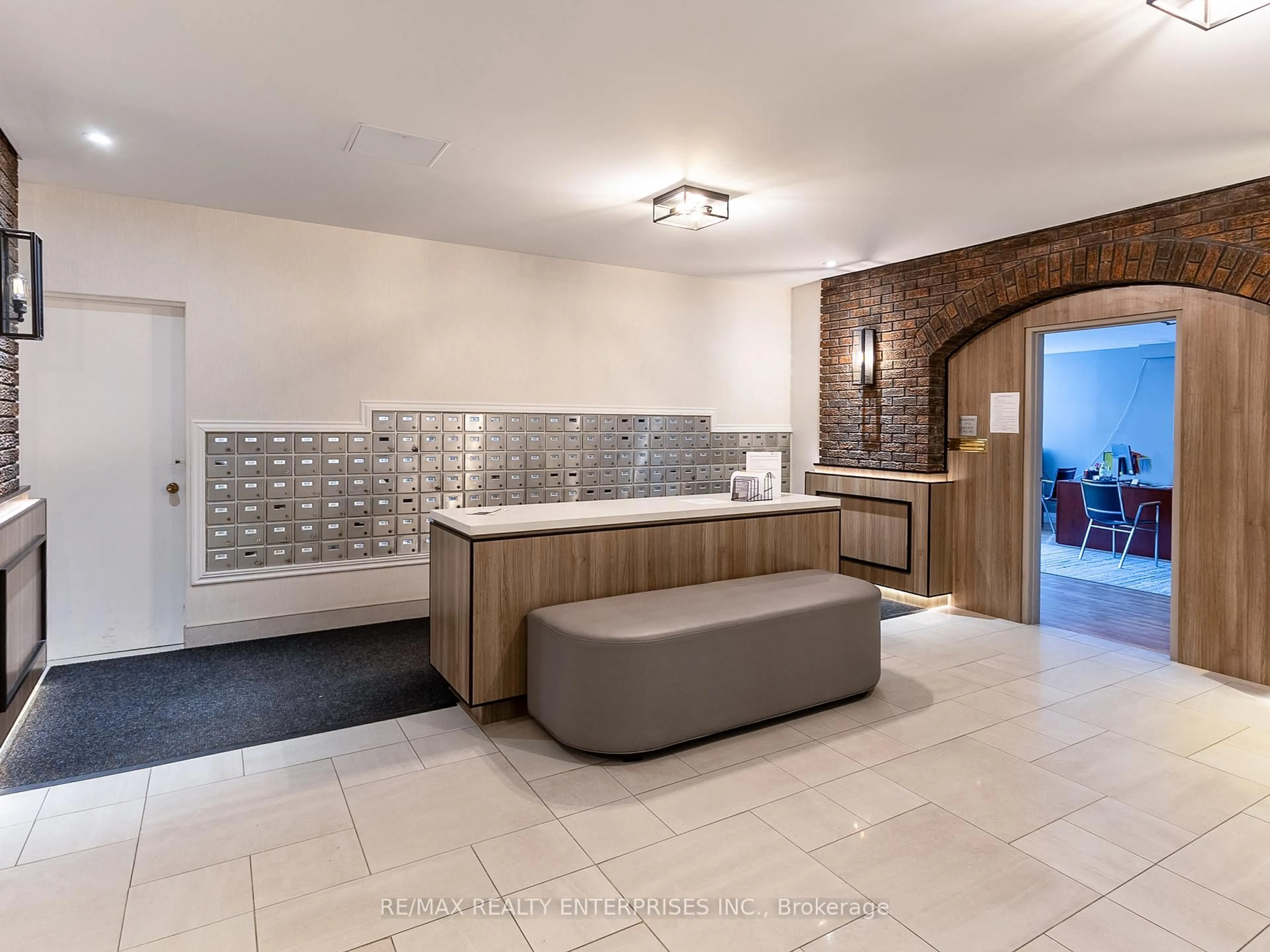 Contemporary bathroom, ceramic/tile floor for 966 Inverhouse Dr #1103, Mississauga Ontario L5J 4B6