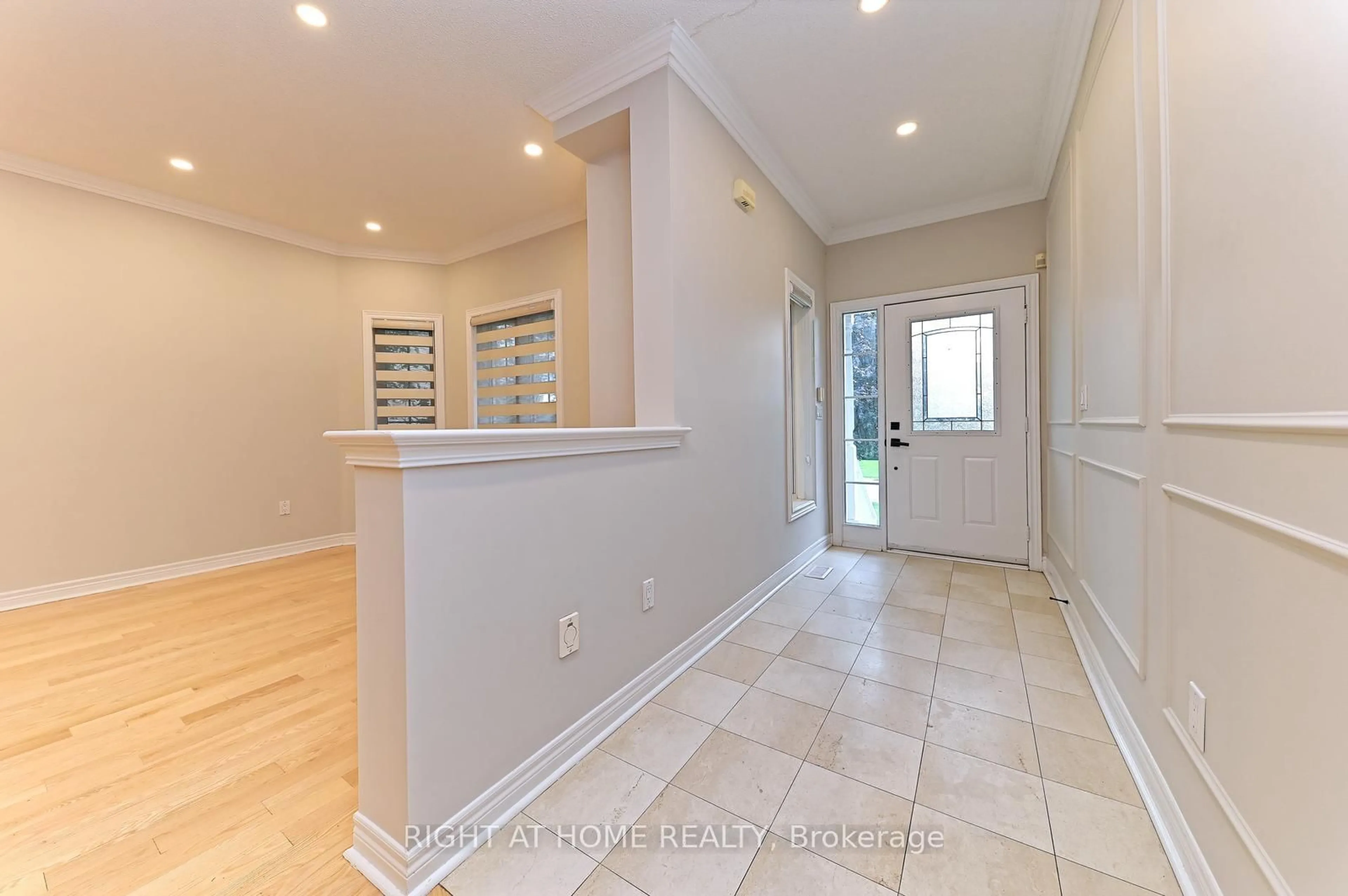 Indoor entryway for 6843 Campbell Settler Crt, Mississauga Ontario L5W 1B3