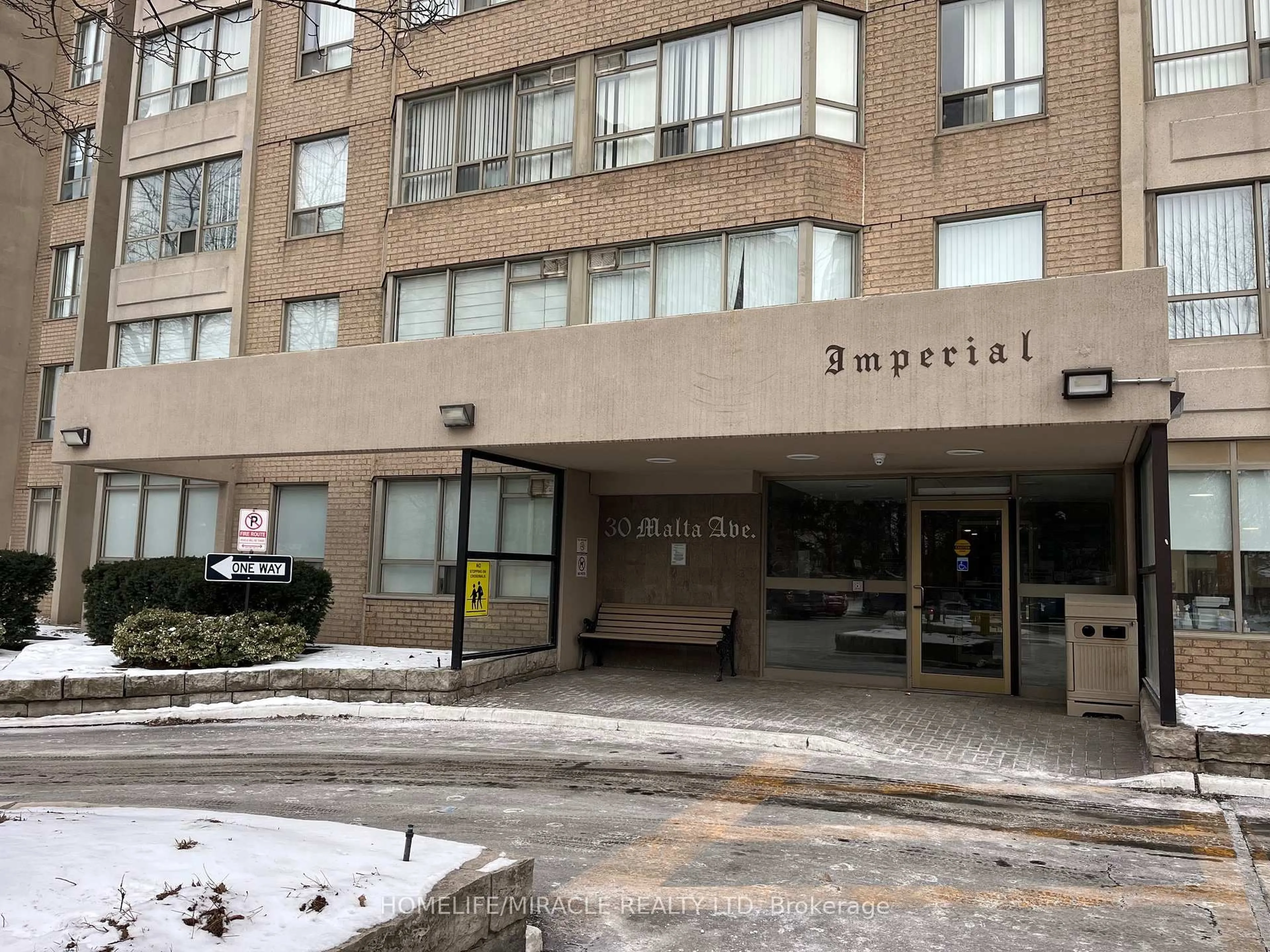 Indoor foyer for 30 Malta Ave #1809, Brampton Ontario L6Y 4S5