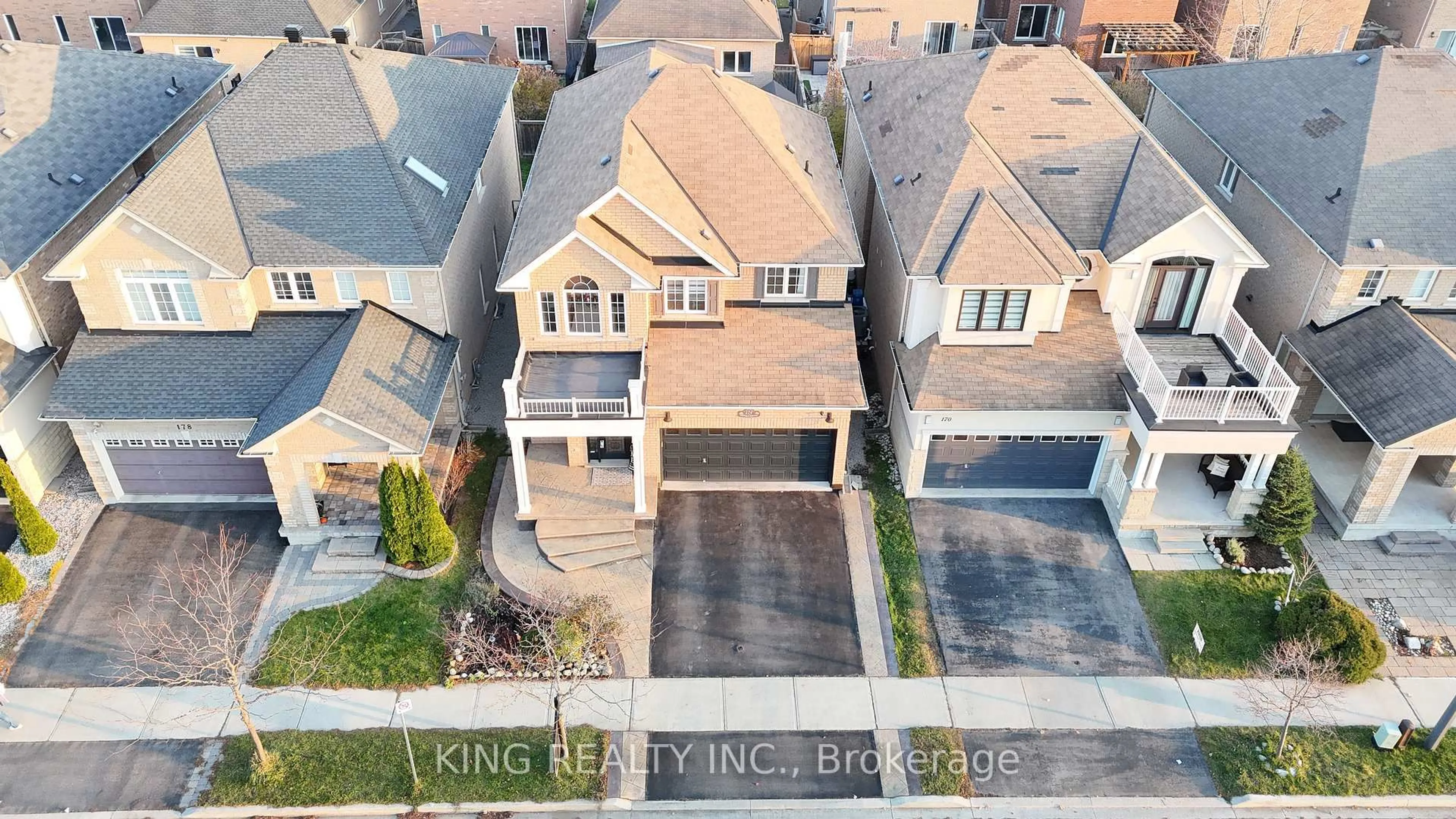 A pic from outside/outdoor area/front of a property/back of a property/a pic from drone, unknown for 174 Minto Cres, Milton Ontario L9T 7P5