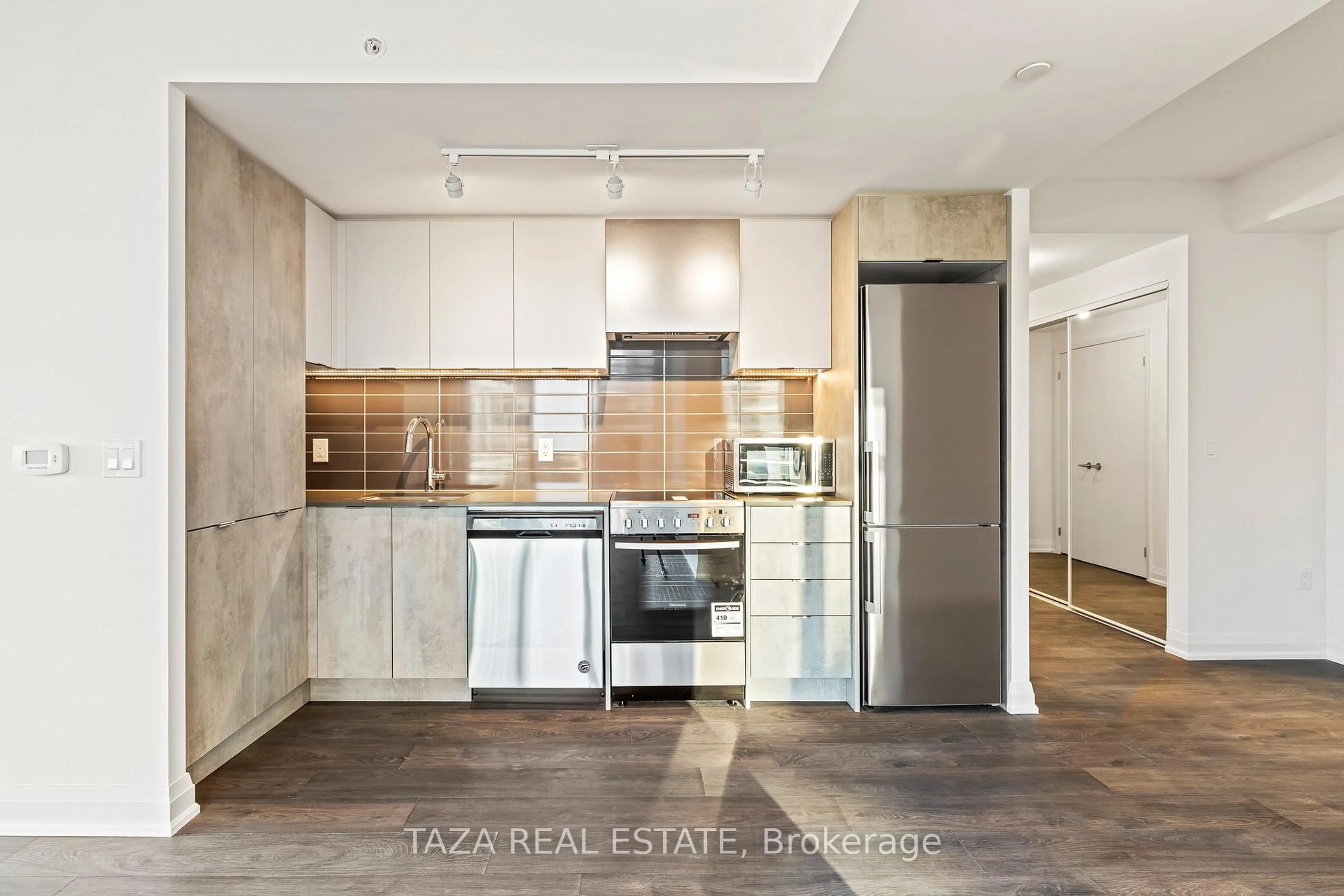 Open concept kitchen, unknown for 30 Gibbs Rd #2005, Toronto Ontario M9B 0E4