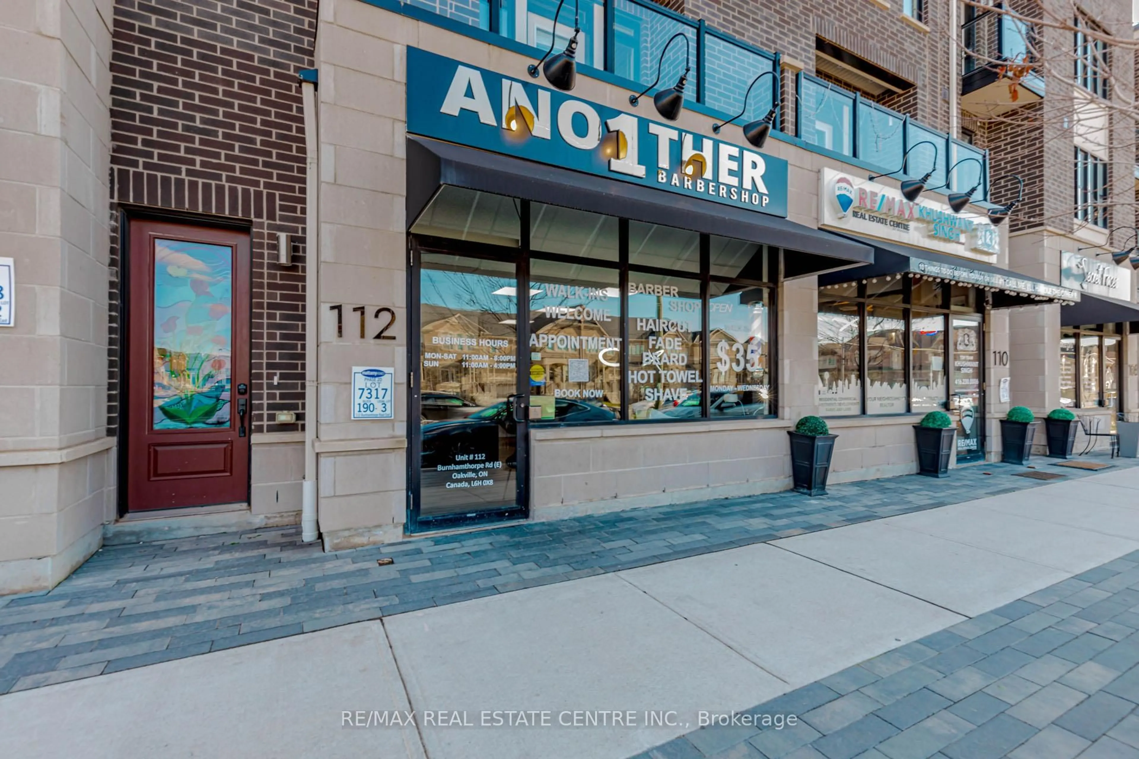 Indoor foyer for 112 Burnhamthorpe Rd, Oakville Ontario L6H 0X8