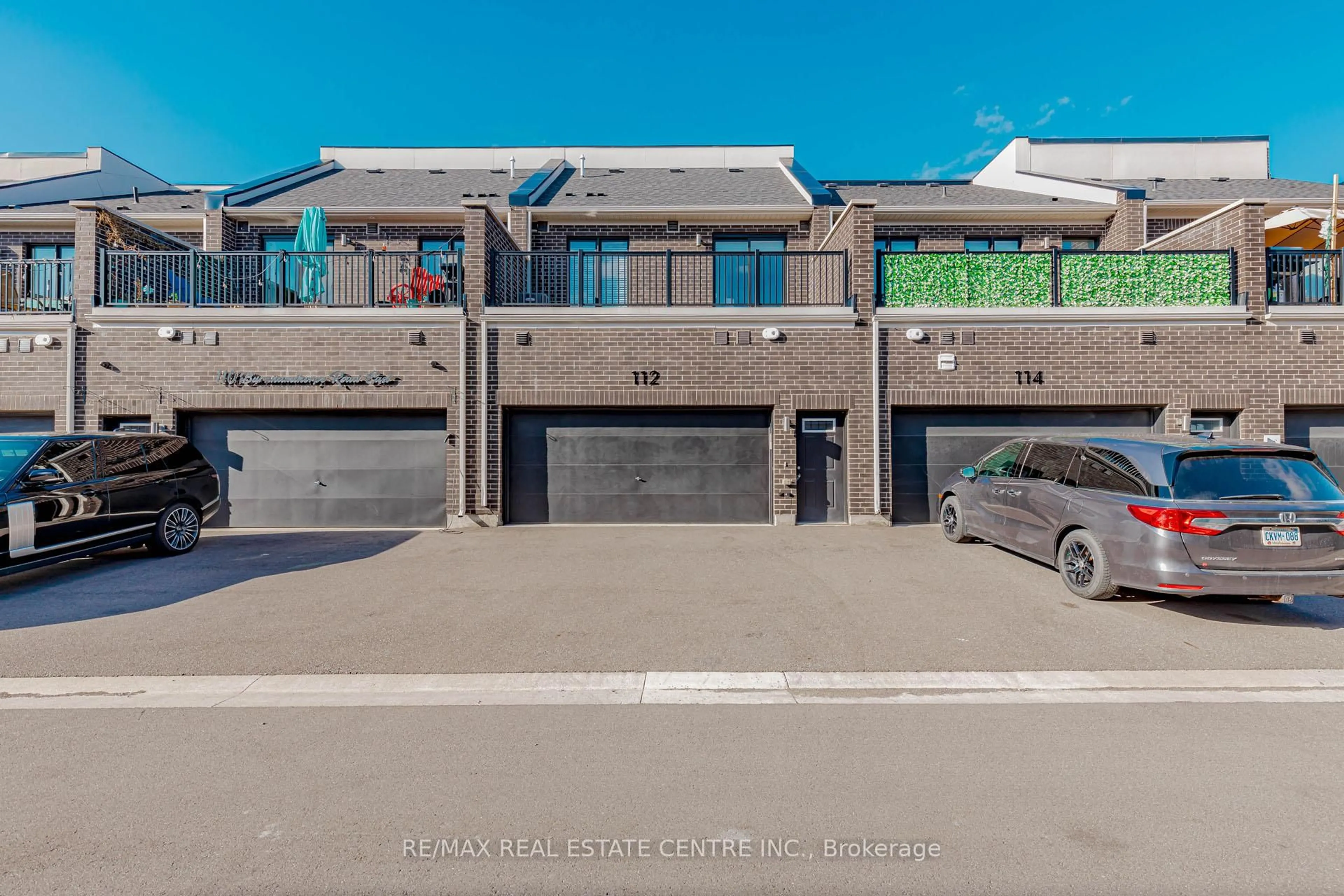 A pic from outside/outdoor area/front of a property/back of a property/a pic from drone, street for 112 Burnhamthorpe Rd, Oakville Ontario L6H 0X8