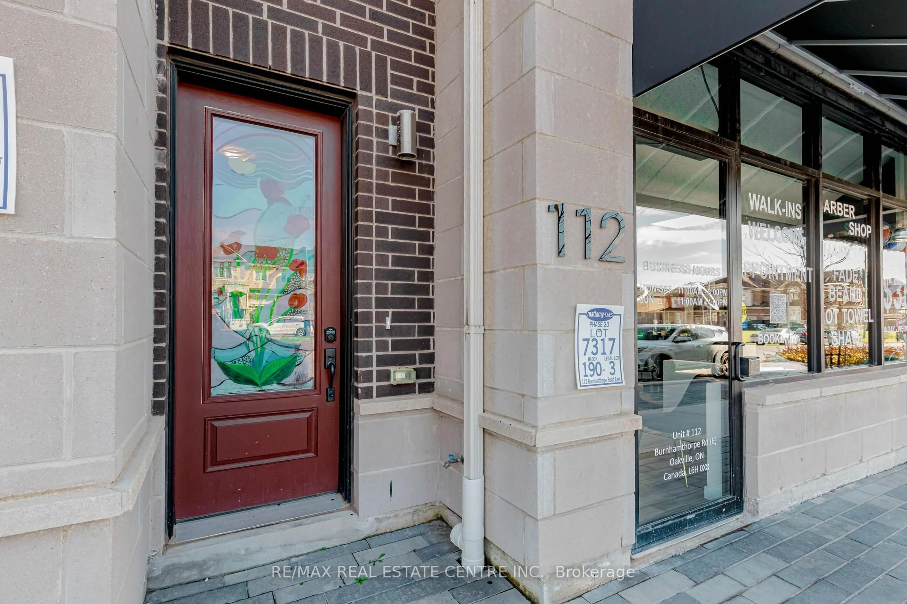 Indoor entryway for 112 Burnhamthorpe Rd, Oakville Ontario L6H 0X8