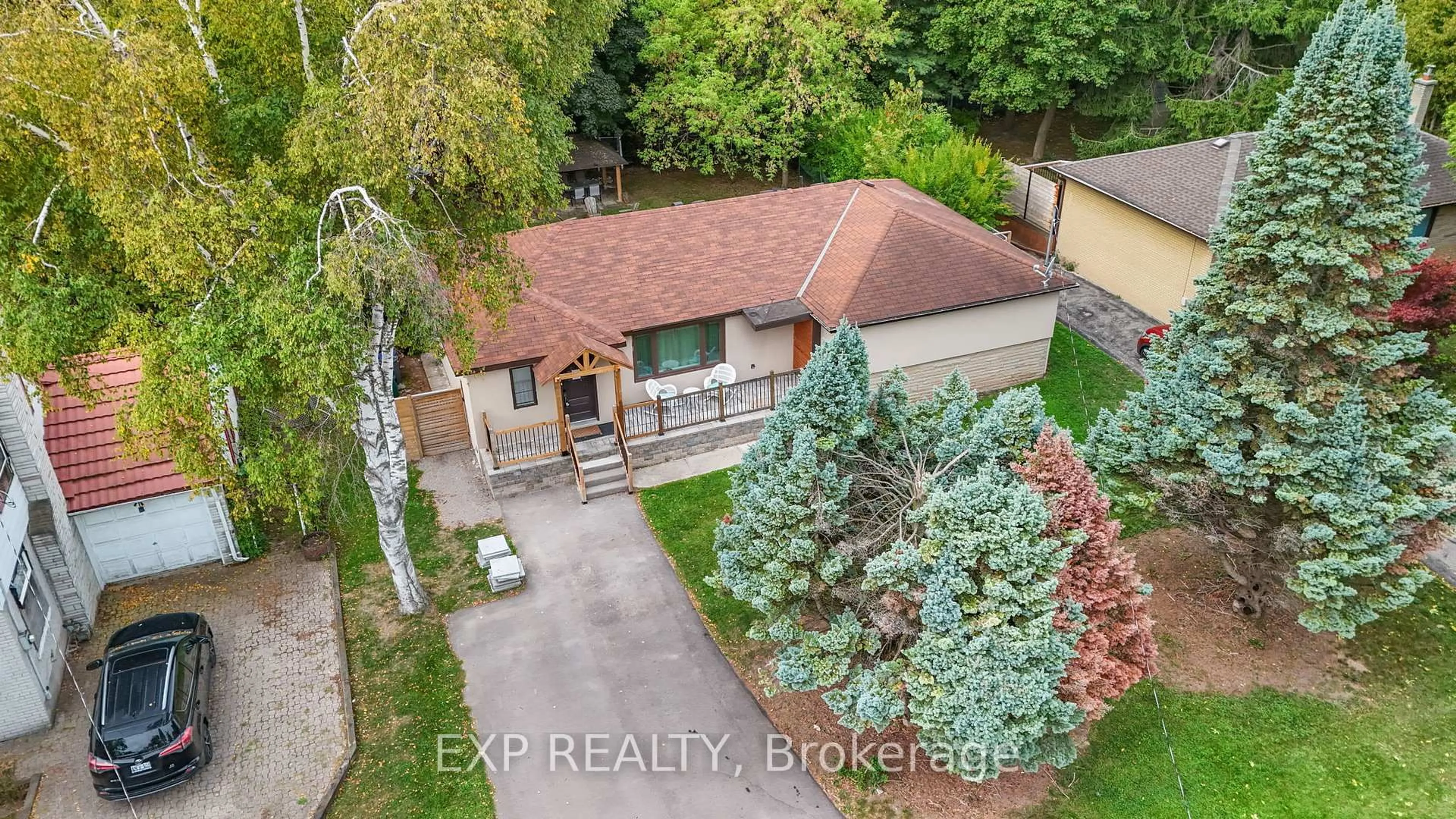A pic from outside/outdoor area/front of a property/back of a property/a pic from drone, street for 208 Glen Oak Dr, Oakville Ontario L6K 2J2