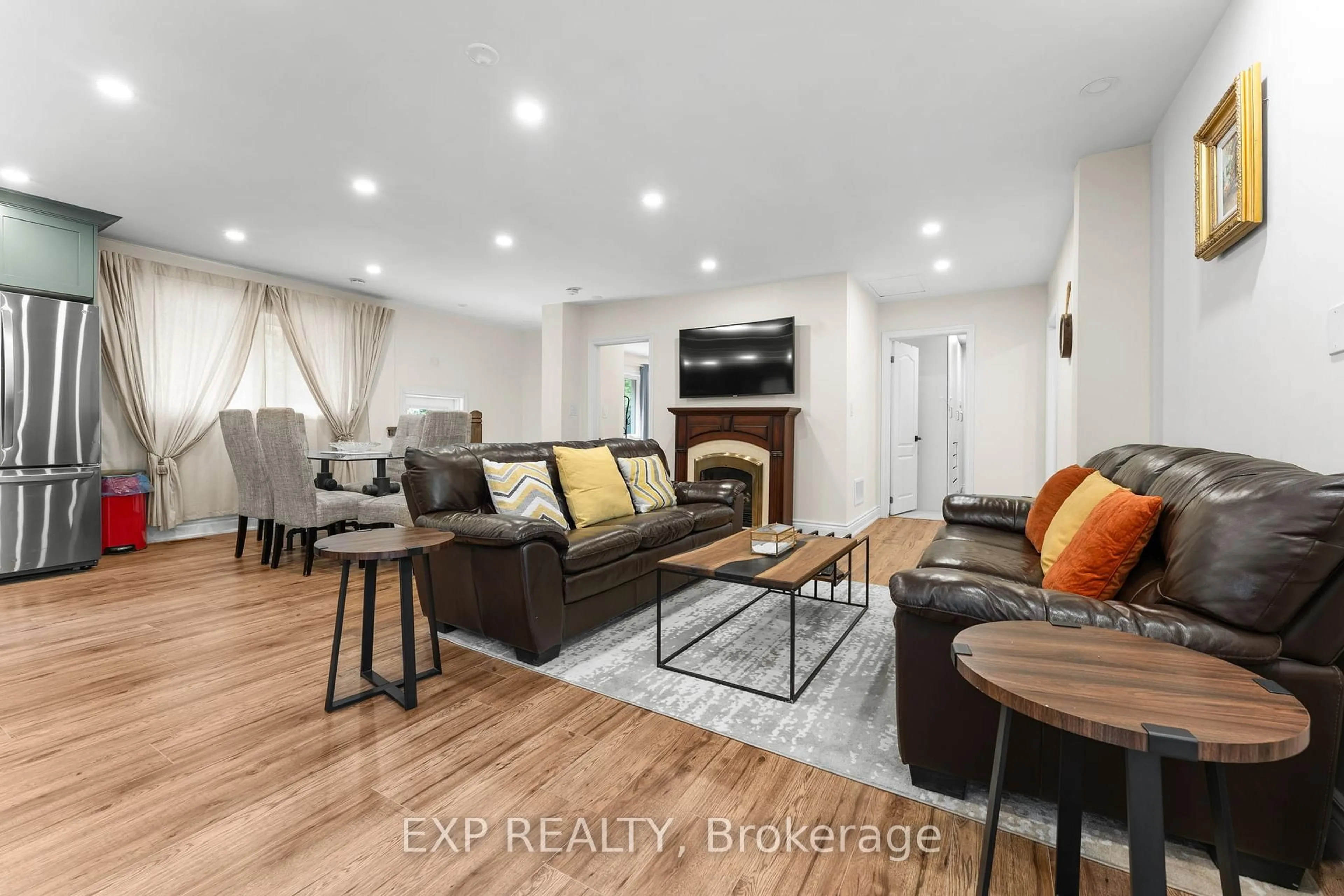 Living room with furniture, wood/laminate floor for 208 Glen Oak Dr, Oakville Ontario L6K 2J2