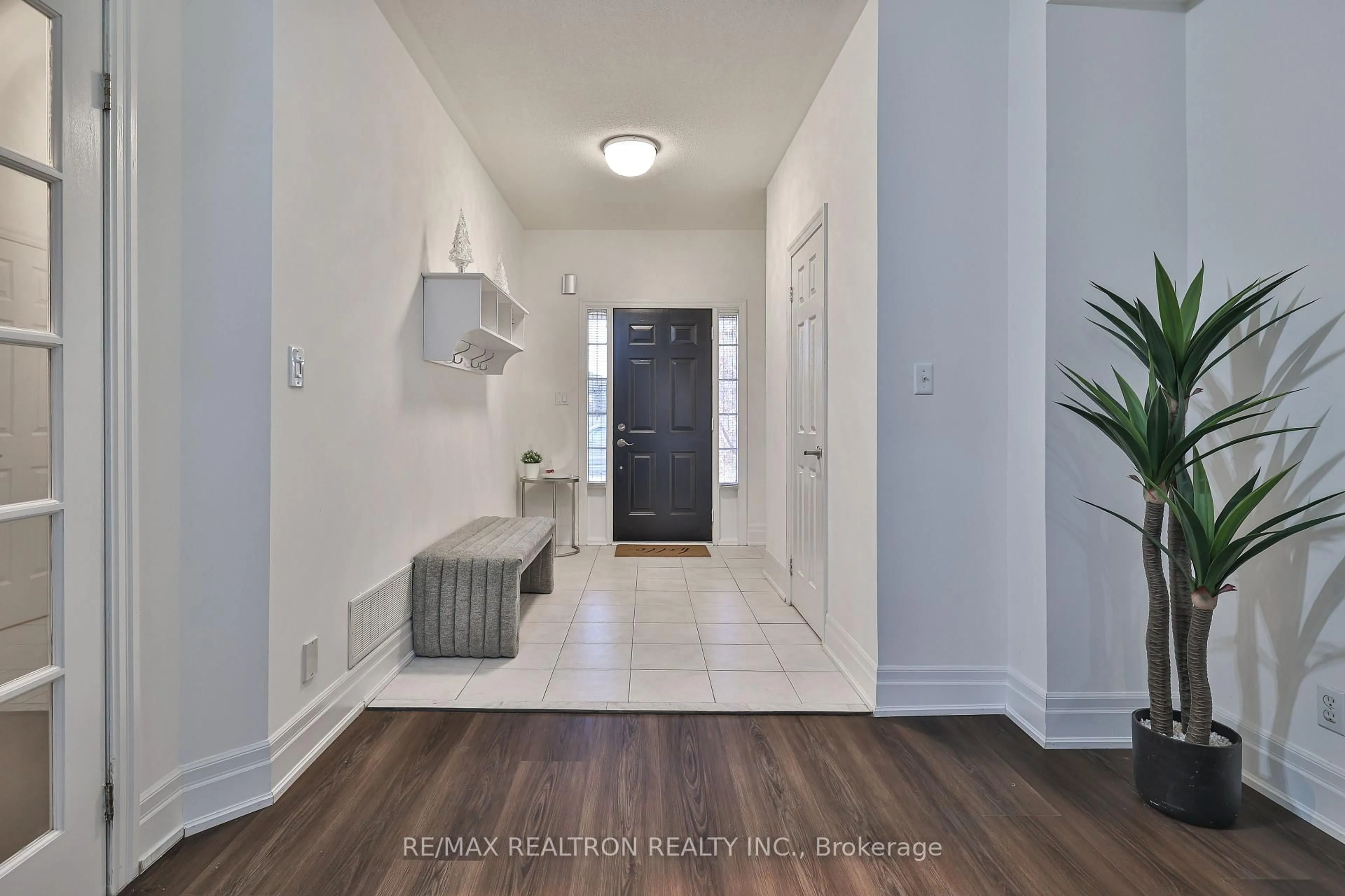 Indoor entryway for 1270 Cartmer Way, Milton Ontario L9T 6J8