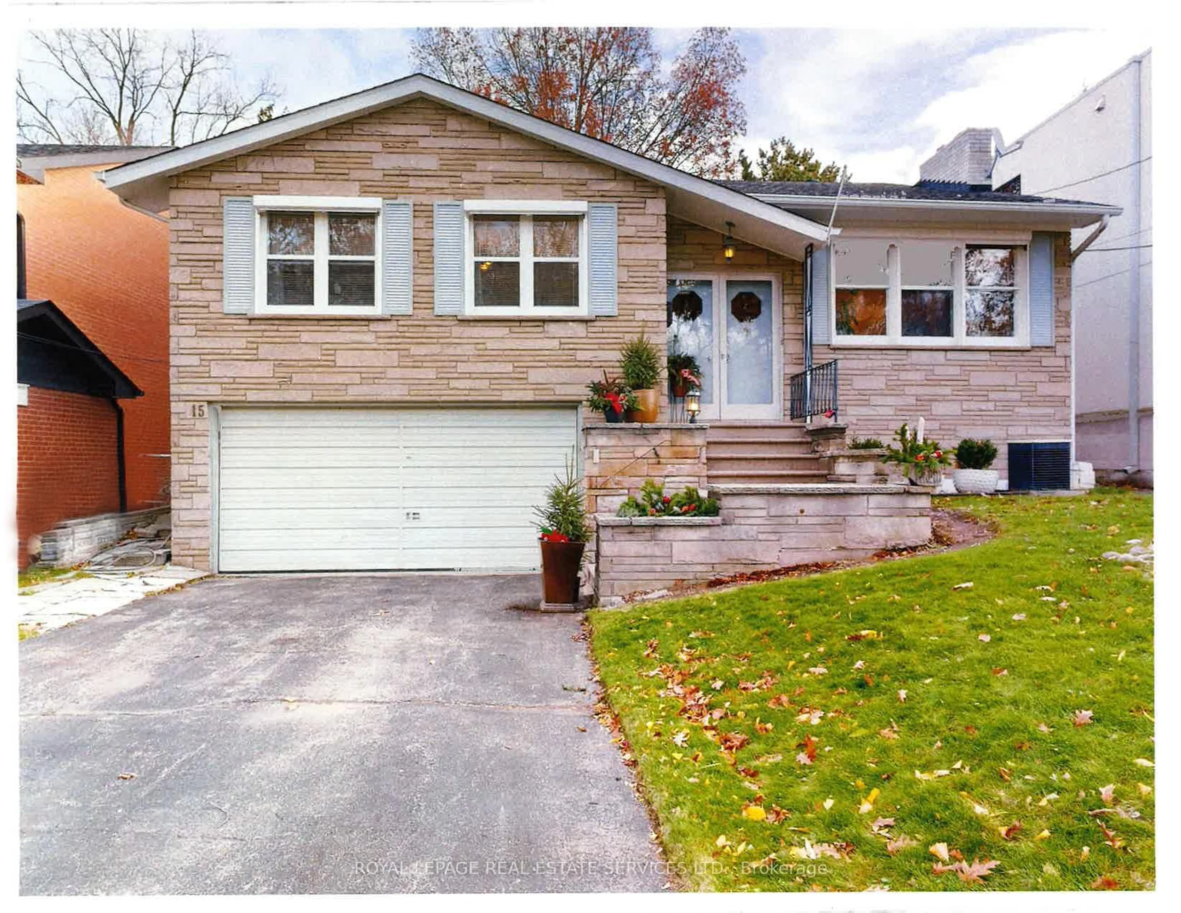 Home with vinyl exterior material, street for 15 Cosmo Rd, Toronto Ontario M8X 1Z3