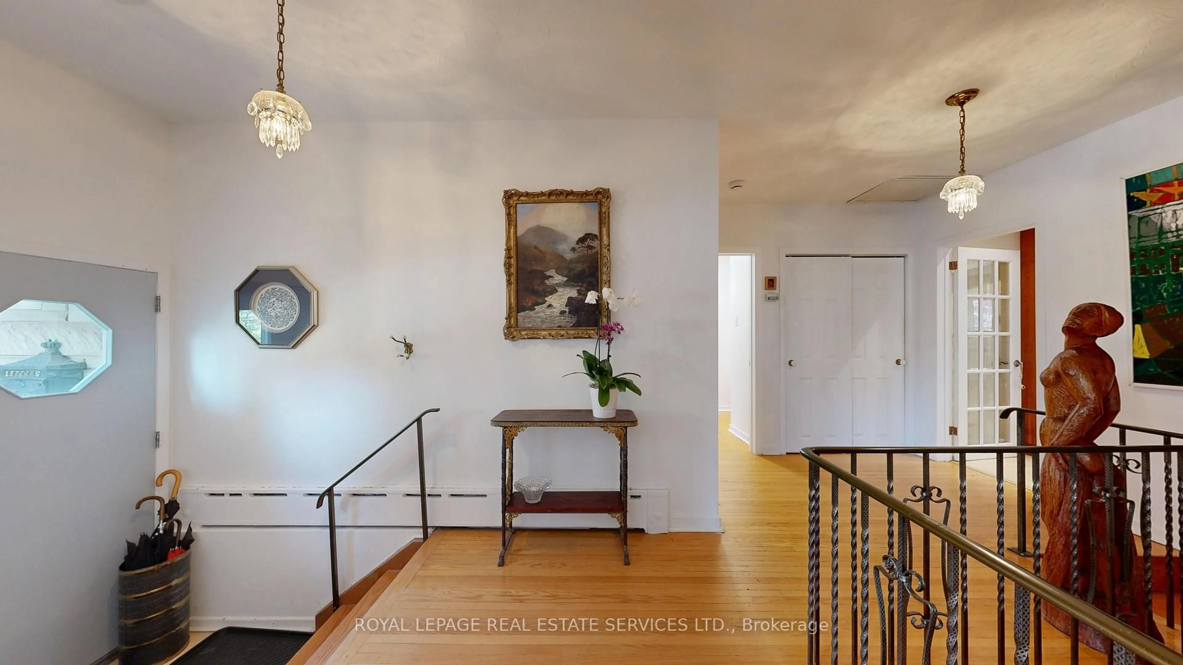 Indoor foyer for 15 Cosmo Rd, Toronto Ontario M8X 1Z3