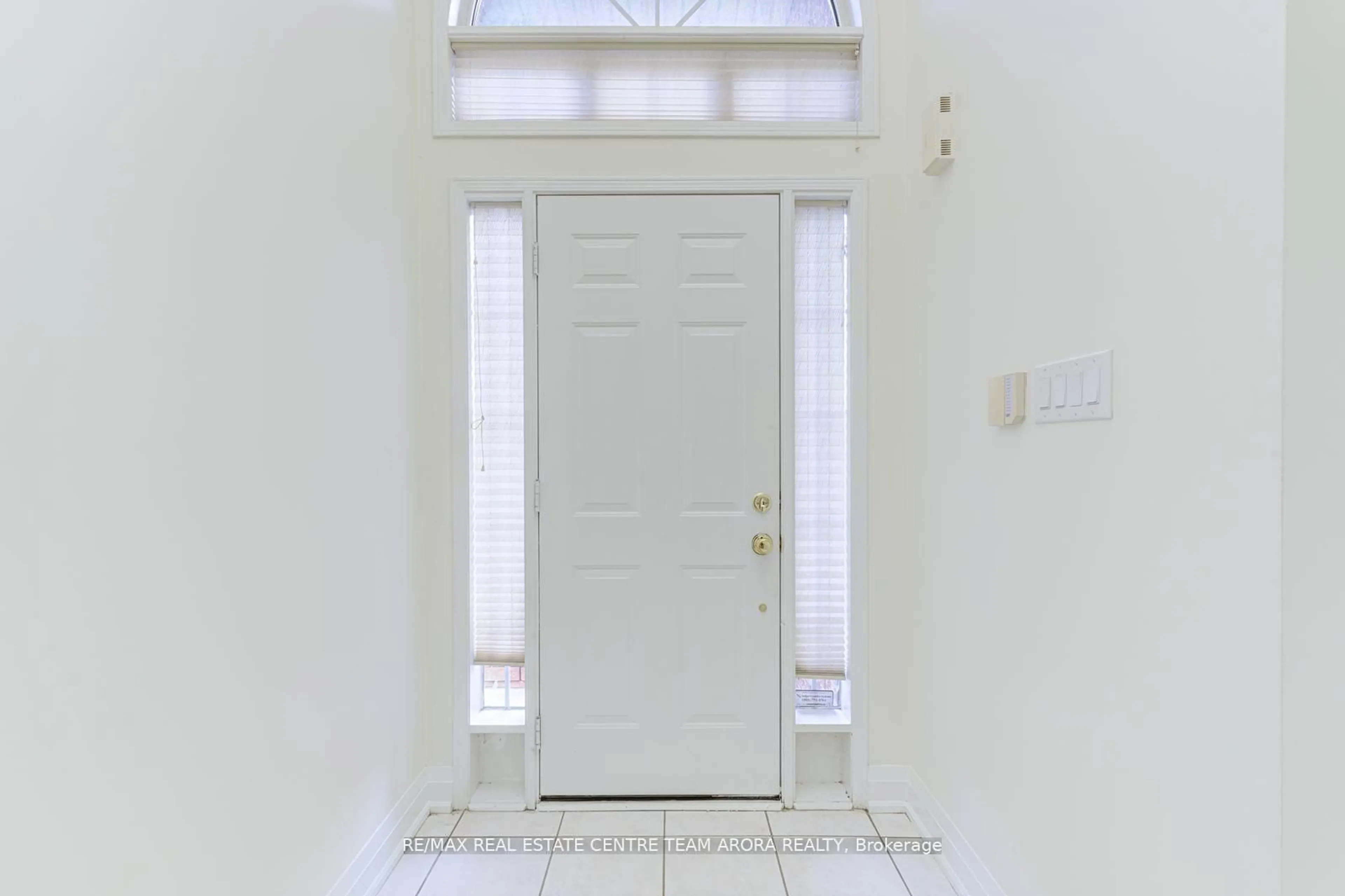 Indoor entryway for 13 Ribbon Dr, Brampton Ontario L6R 1X3