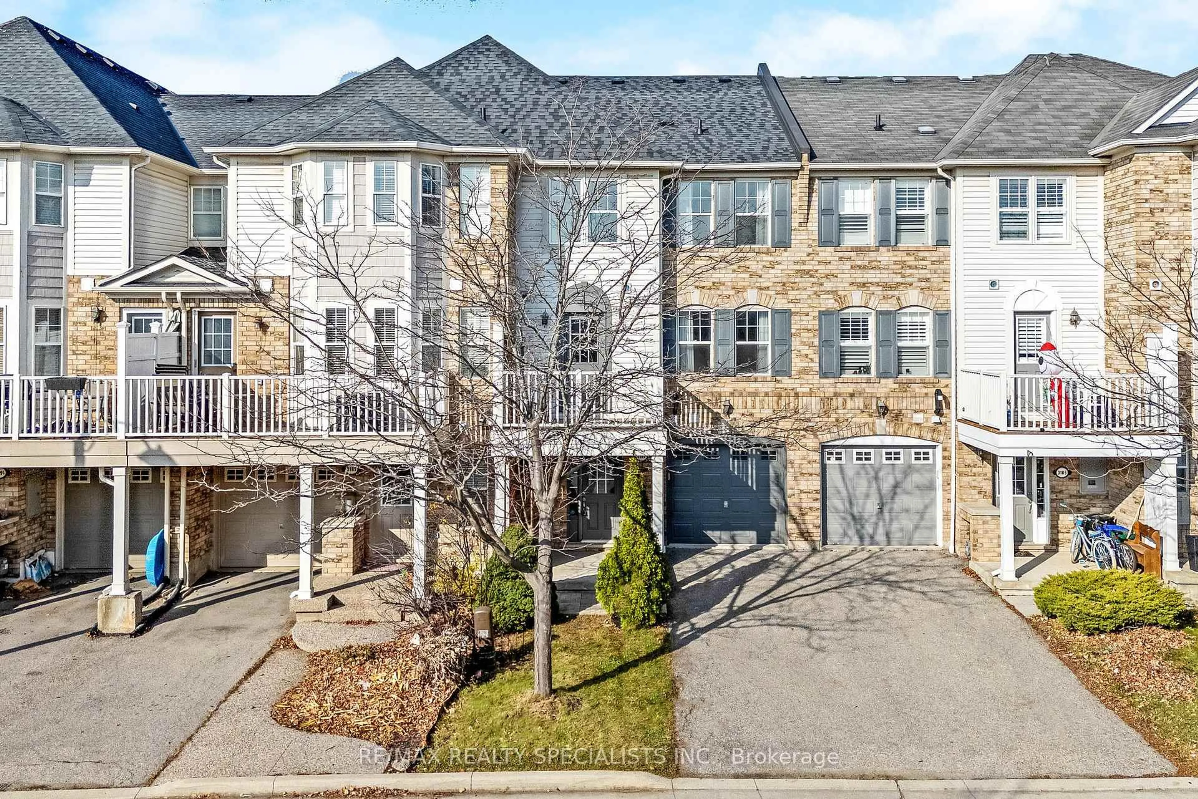 A pic from outside/outdoor area/front of a property/back of a property/a pic from drone, street for 3187 Stornoway Circ, Oakville Ontario L6M 5H7