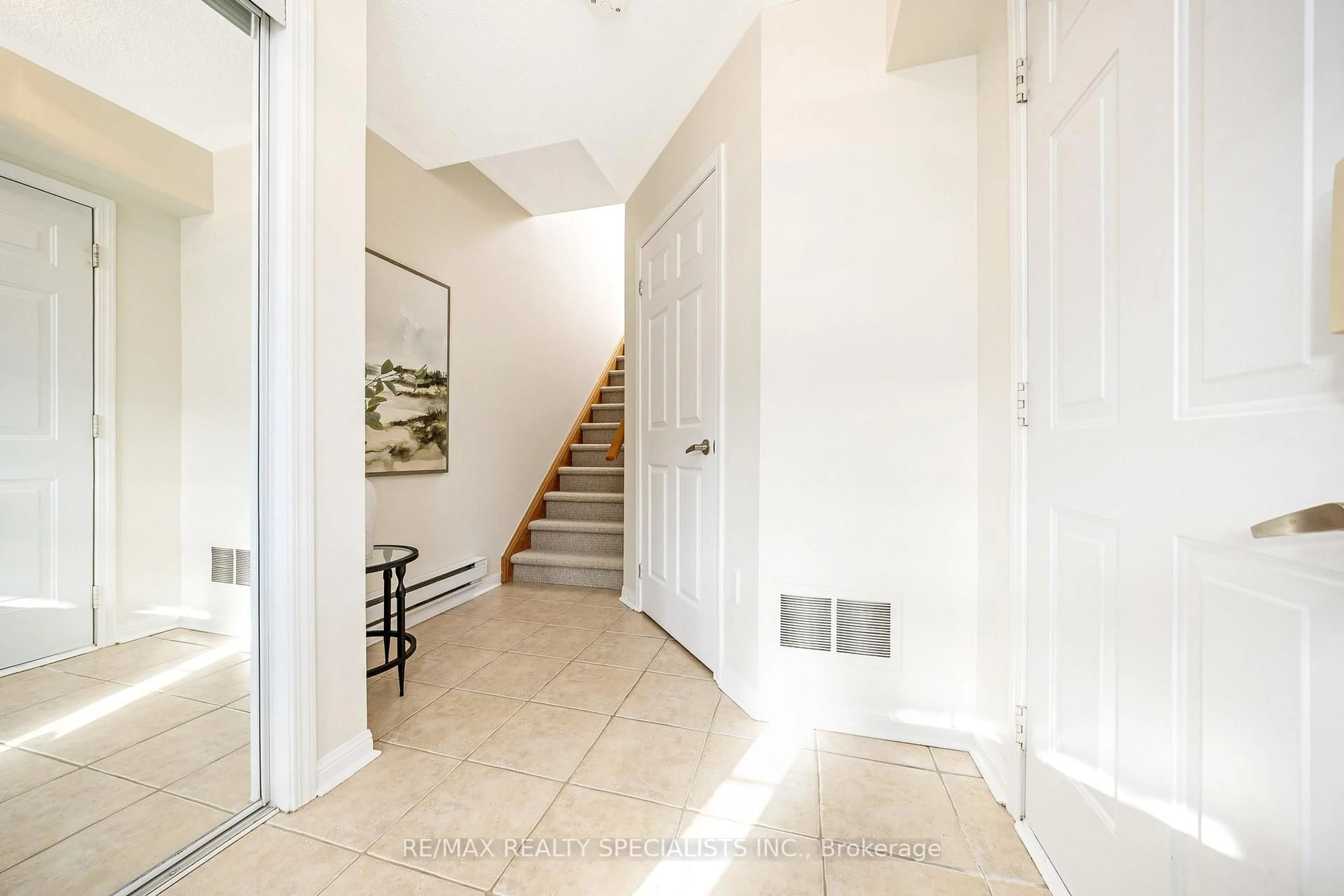 Indoor foyer for 3187 Stornoway Circ, Oakville Ontario L6M 5H7