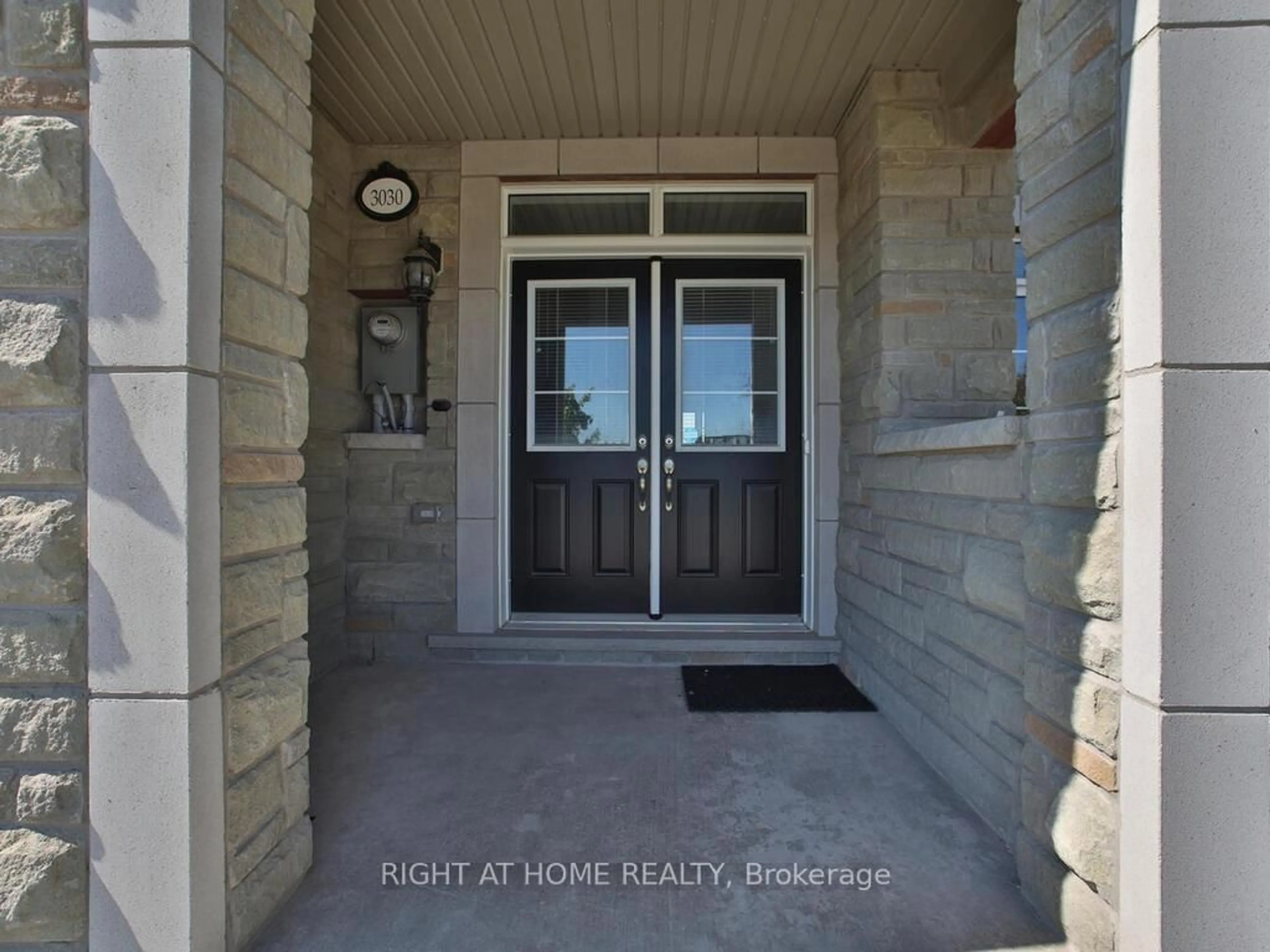 Indoor entryway for 3030 George Savage Ave, Oakville Ontario L6M 0Z1
