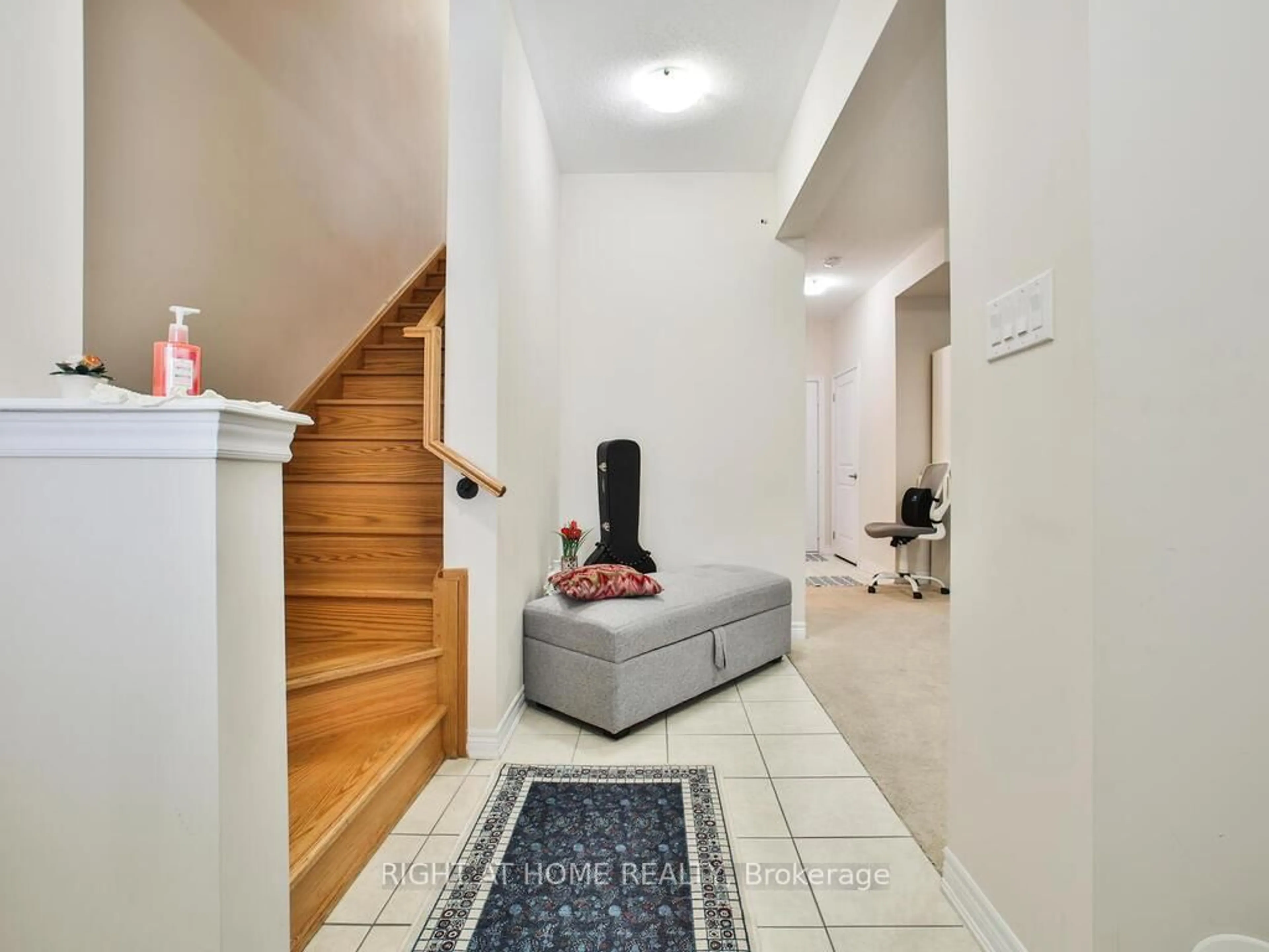 Indoor entryway for 3030 George Savage Ave, Oakville Ontario L6M 0Z1