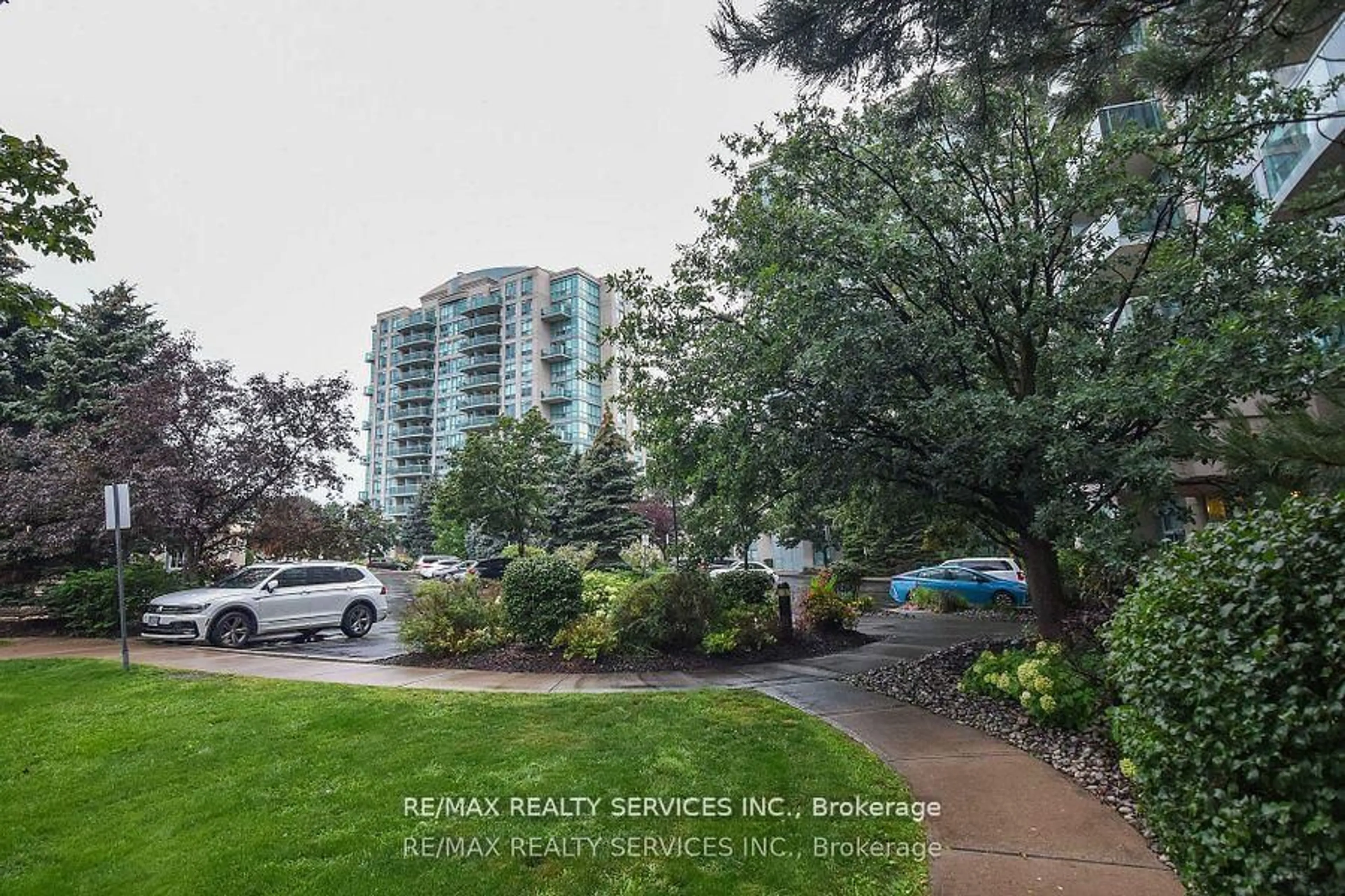 A pic from outside/outdoor area/front of a property/back of a property/a pic from drone, water/lake/river/ocean view for 2545 Erin Centre Blvd #1610, Mississauga Ontario L5M 6Z9