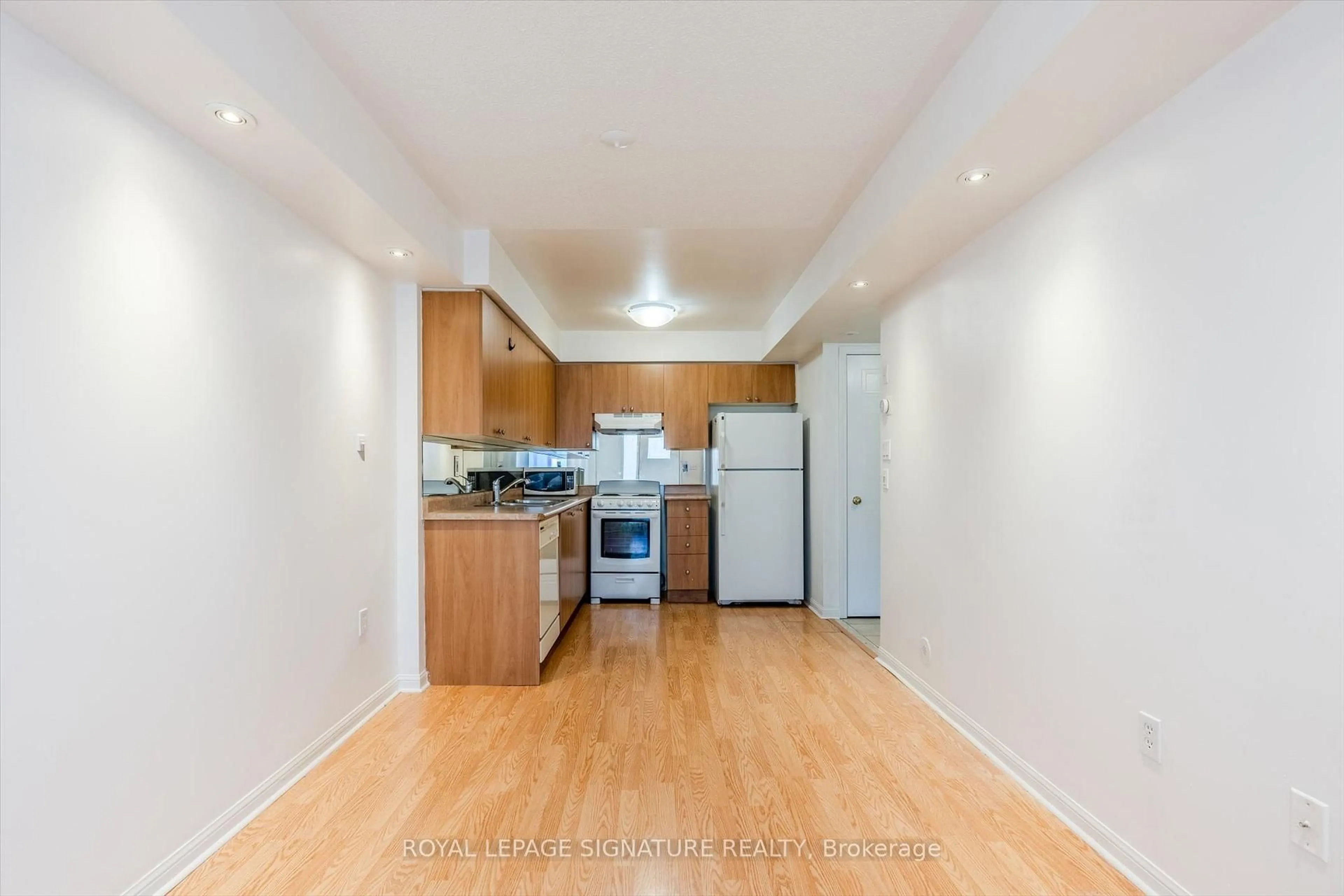 Standard kitchen, wood/laminate floor for 4620 Guildwood Way #12, Mississauga Ontario L5R 4H5