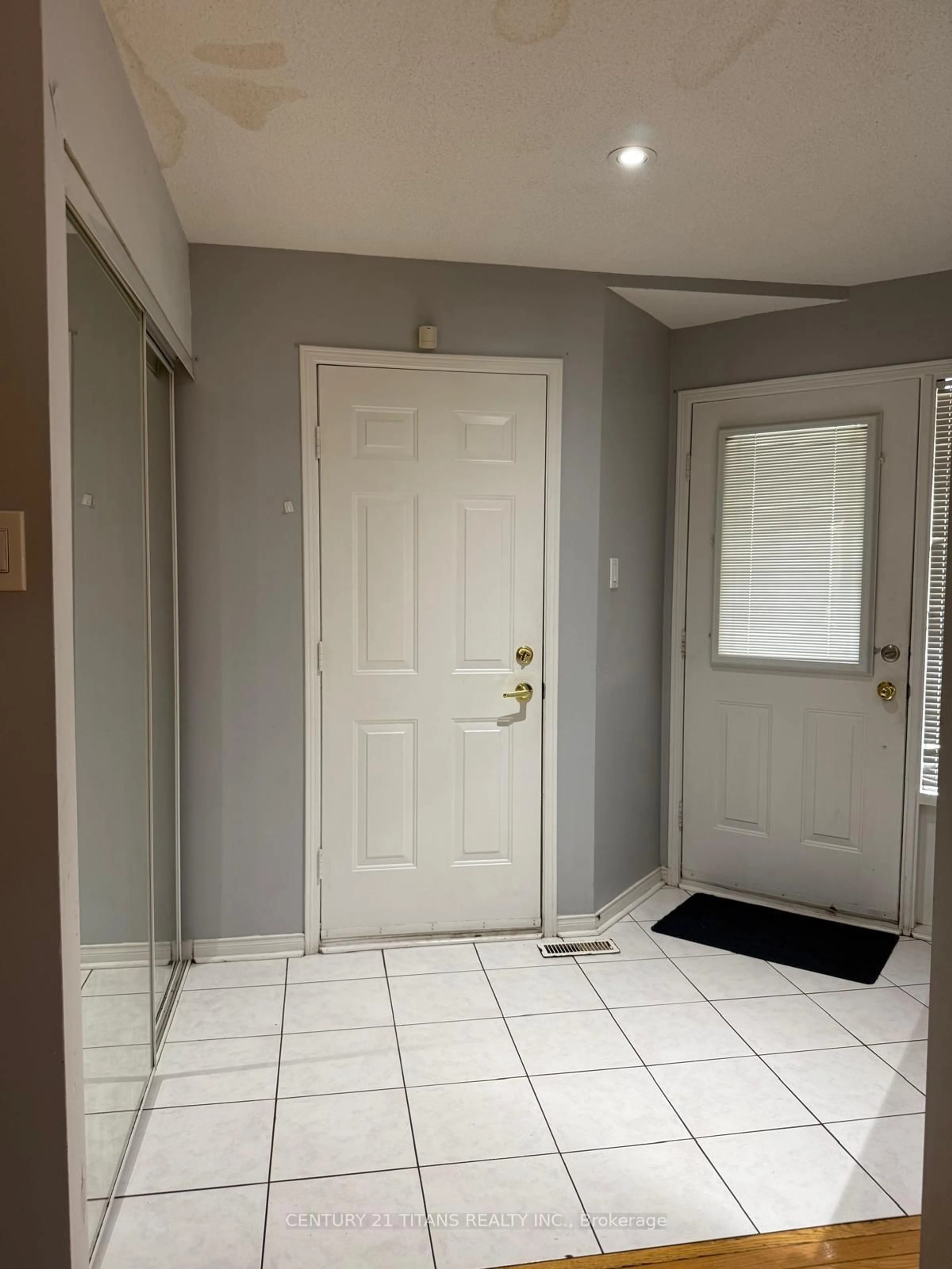 Indoor entryway for 3 Sandyshores Dr, Brampton Ontario L6R 2G9