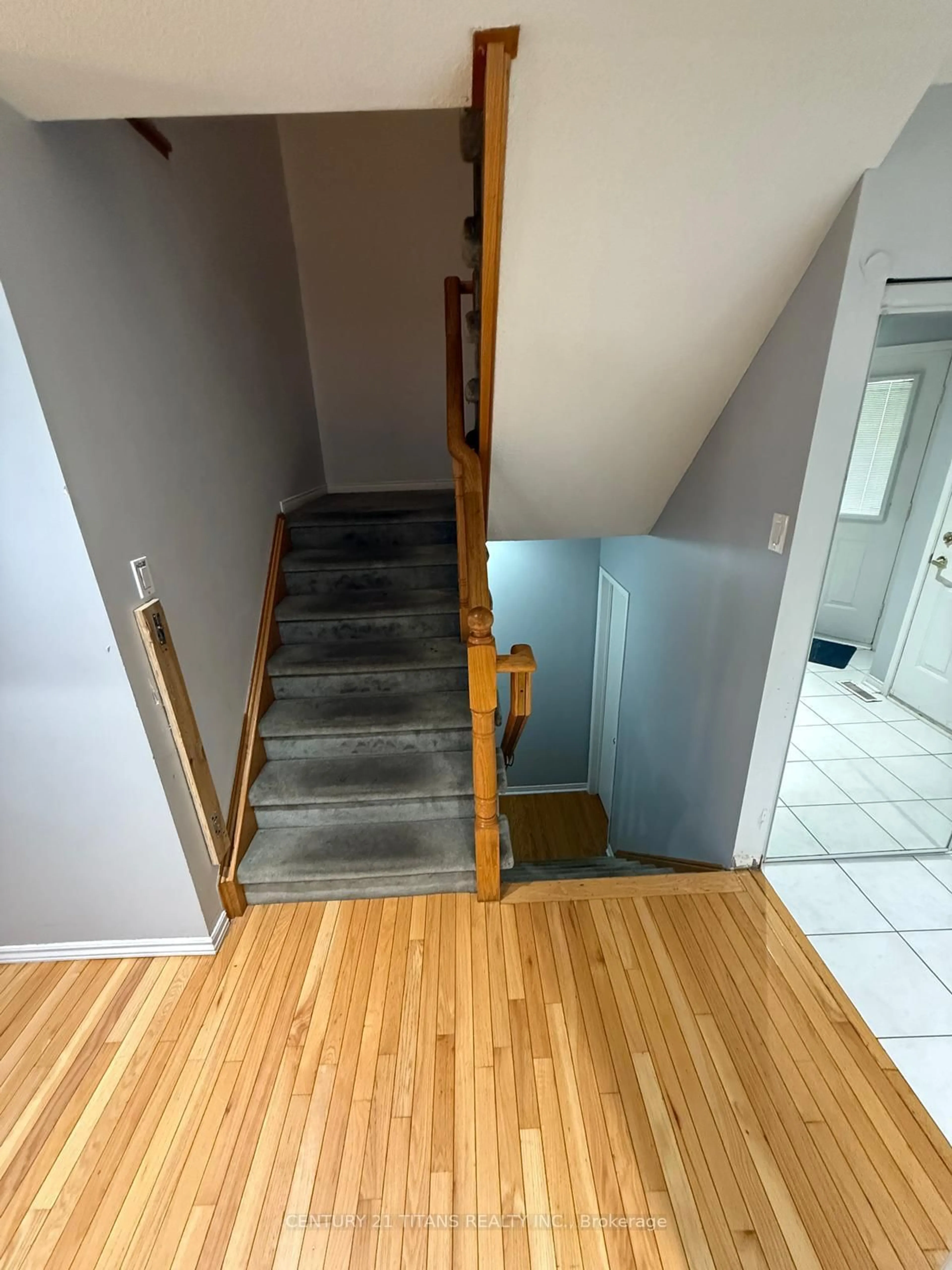 Stairs for 3 Sandyshores Dr, Brampton Ontario L6R 2G9